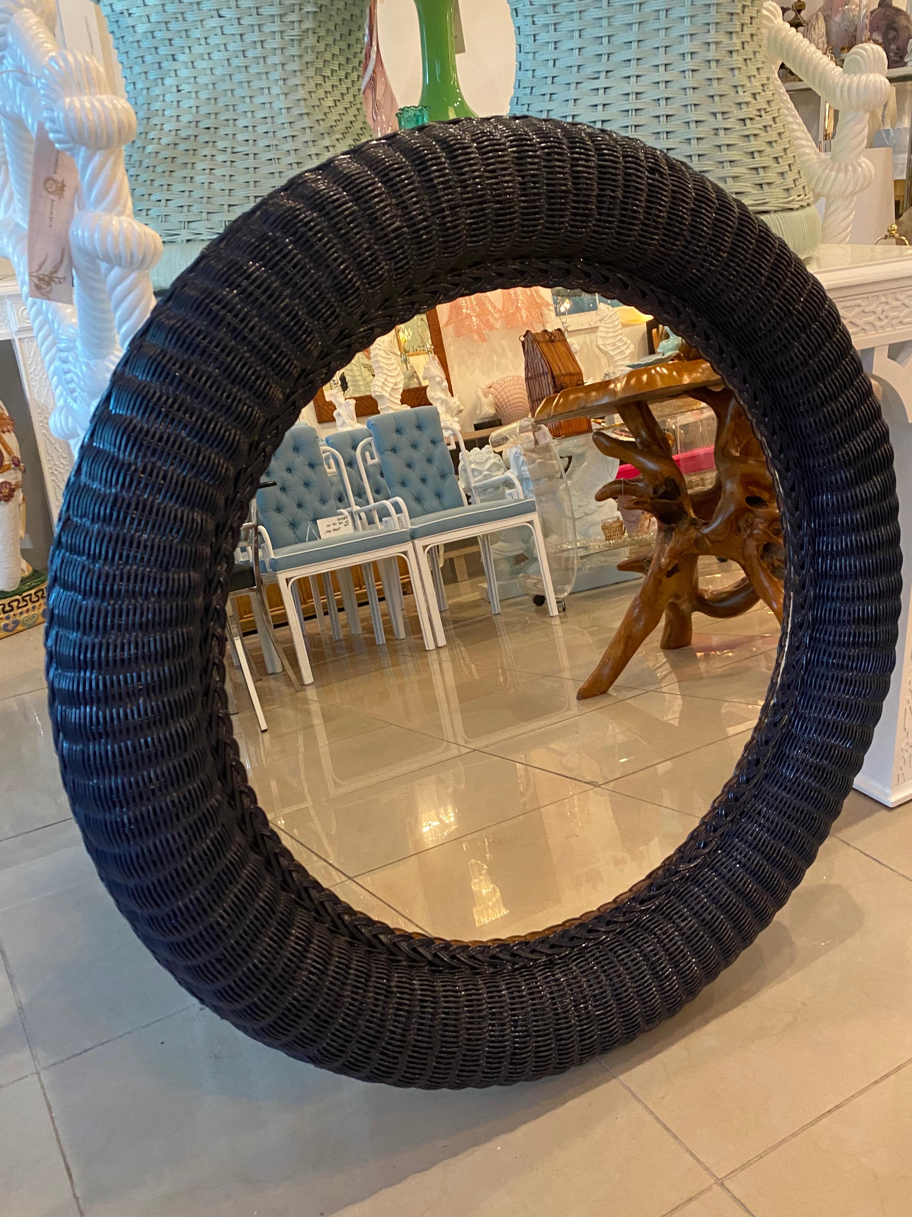 Miroir rond vintage en osier tressé laqué bleu marine Bon état - En vente à West Palm Beach, FL
