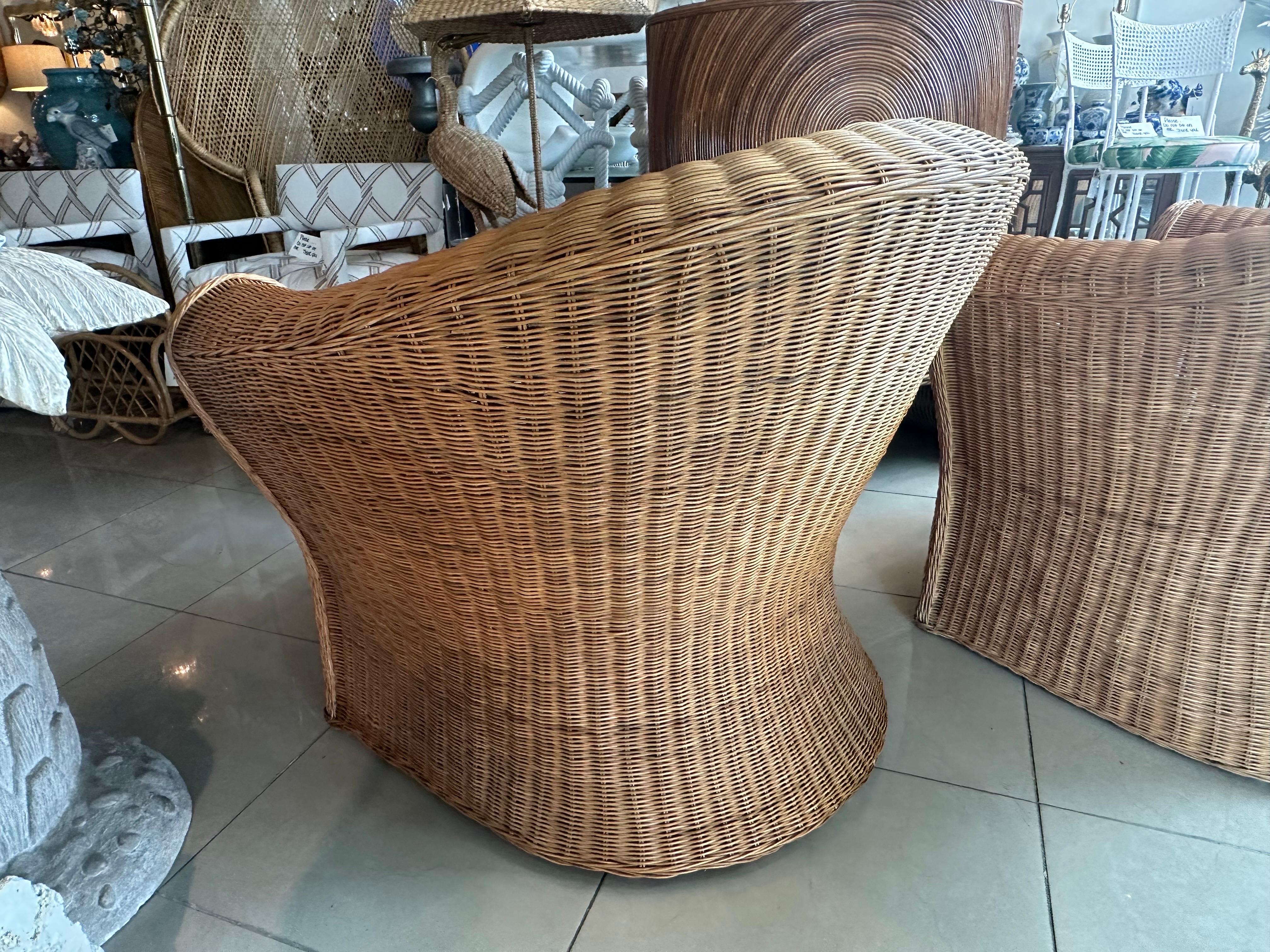 Vintage Trenzado Wicker Works Pareja Sillones Lounge Club Recién Tapizados en venta 4
