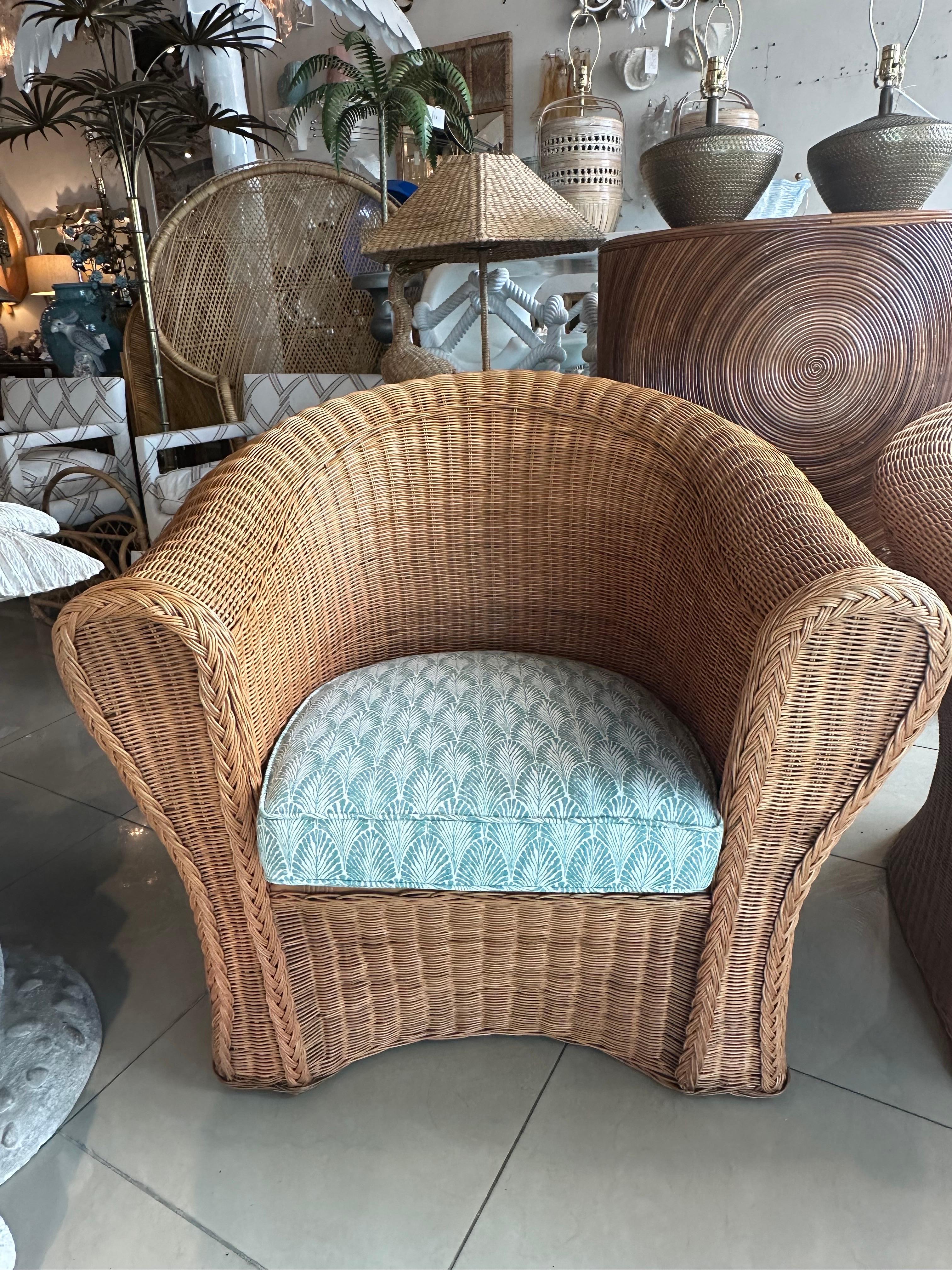 Vintage Trenzado Wicker Works Pareja Sillones Lounge Club Recién Tapizados en venta 5