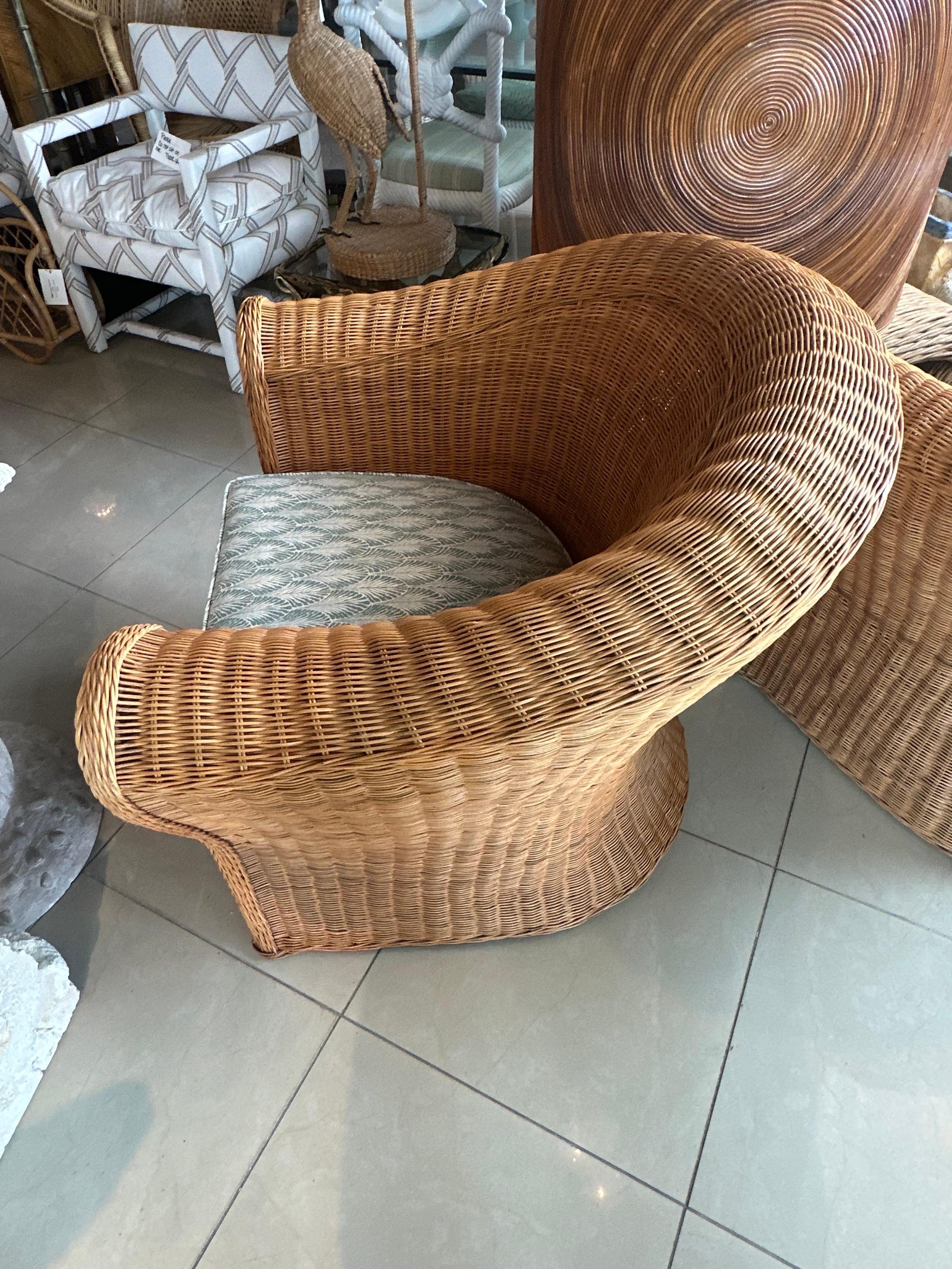 Vintage Trenzado Wicker Works Pareja Sillones Lounge Club Recién Tapizados en venta 6