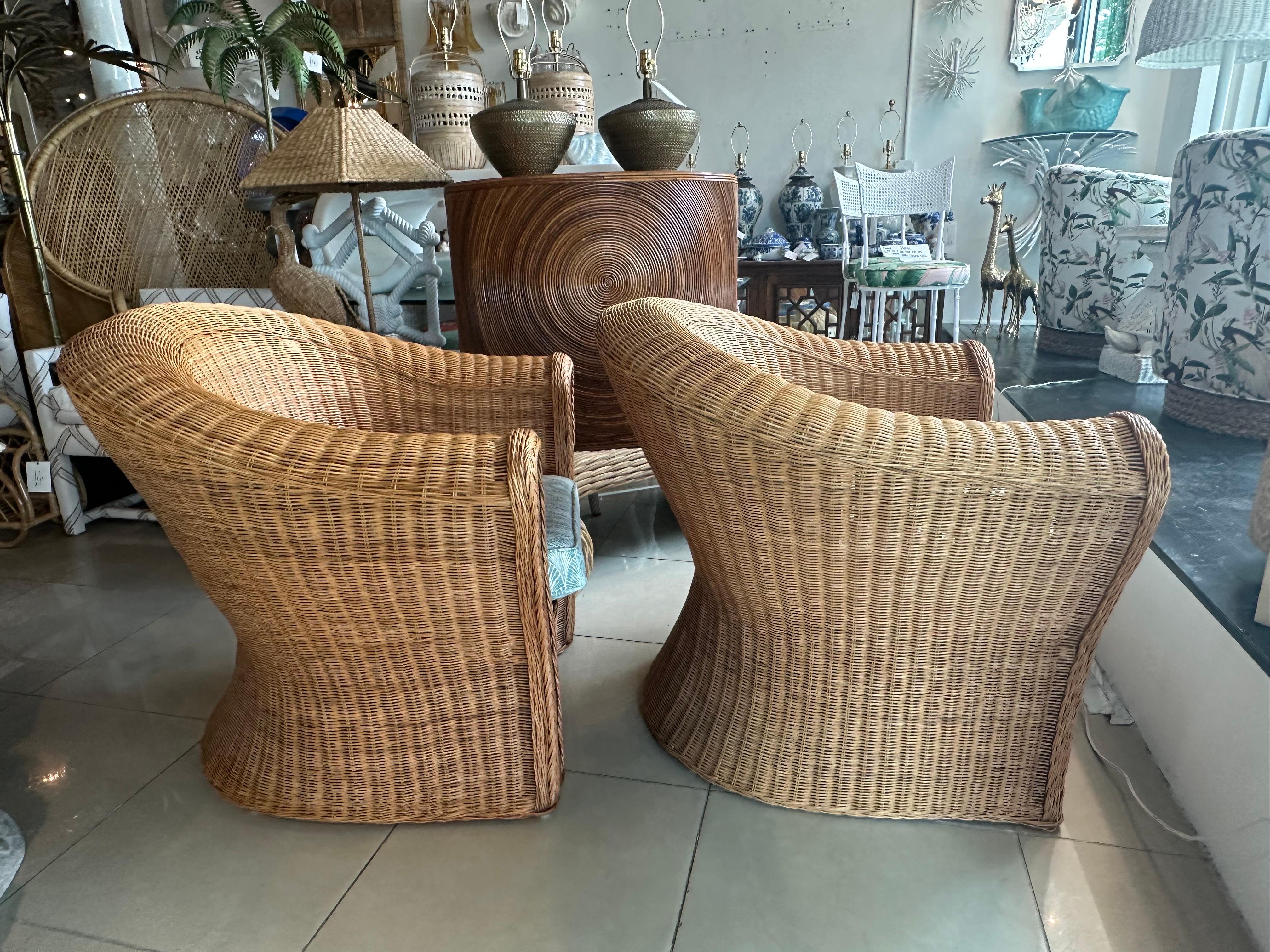 Vintage Trenzado Wicker Works Pareja Sillones Lounge Club Recién Tapizados en venta 8
