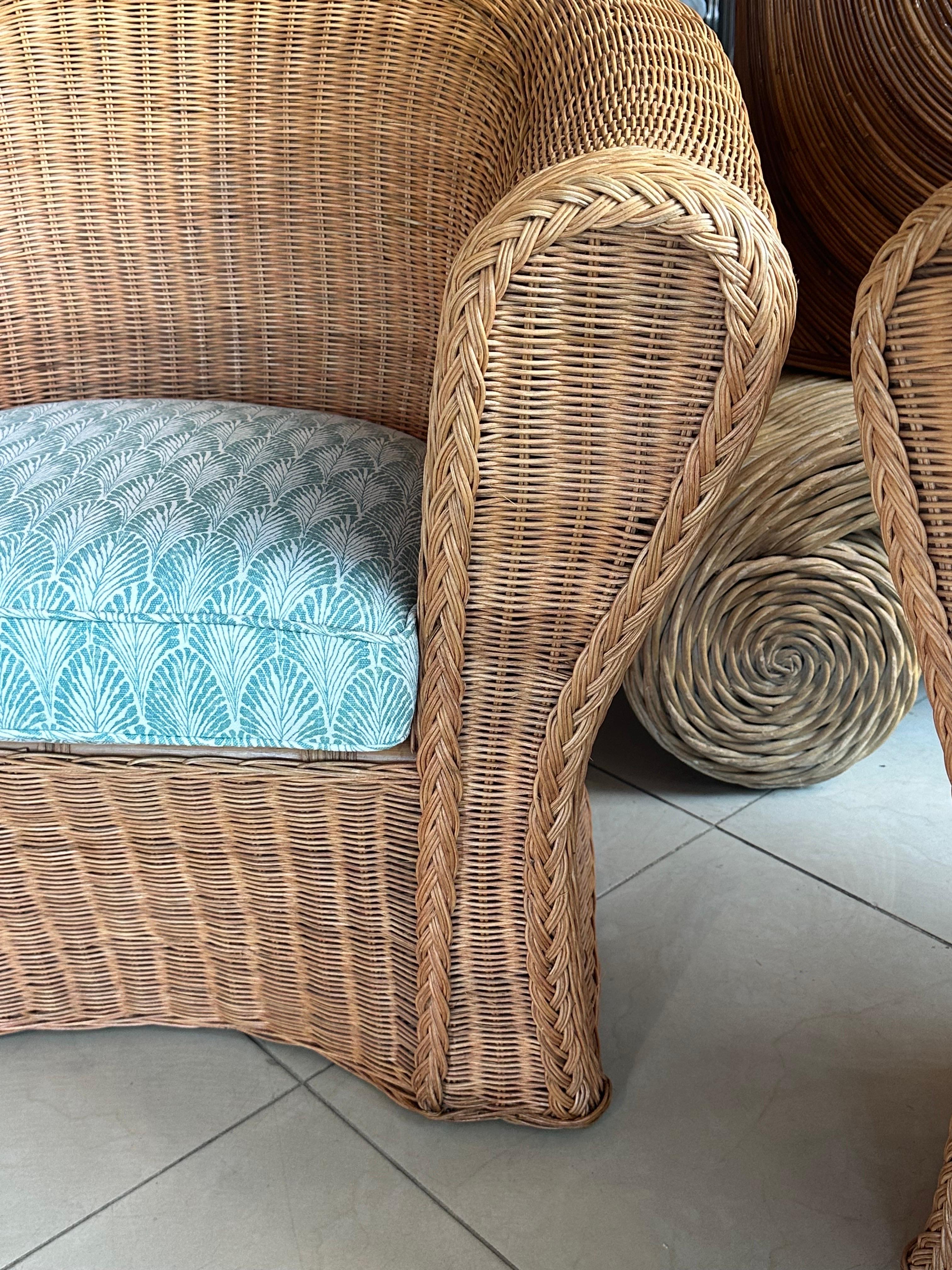 Pareja vintage de sillas de mimbre trenzado con respaldo acampanado, de Wicker Works. No hay daños en el mimbre. Cojín con cremallera, recién tapizado. Dimensiones 33 Alt. x 35 Anch. x 31 Prof. Altura del asiento 17,5. Por favor, házmelo saber si