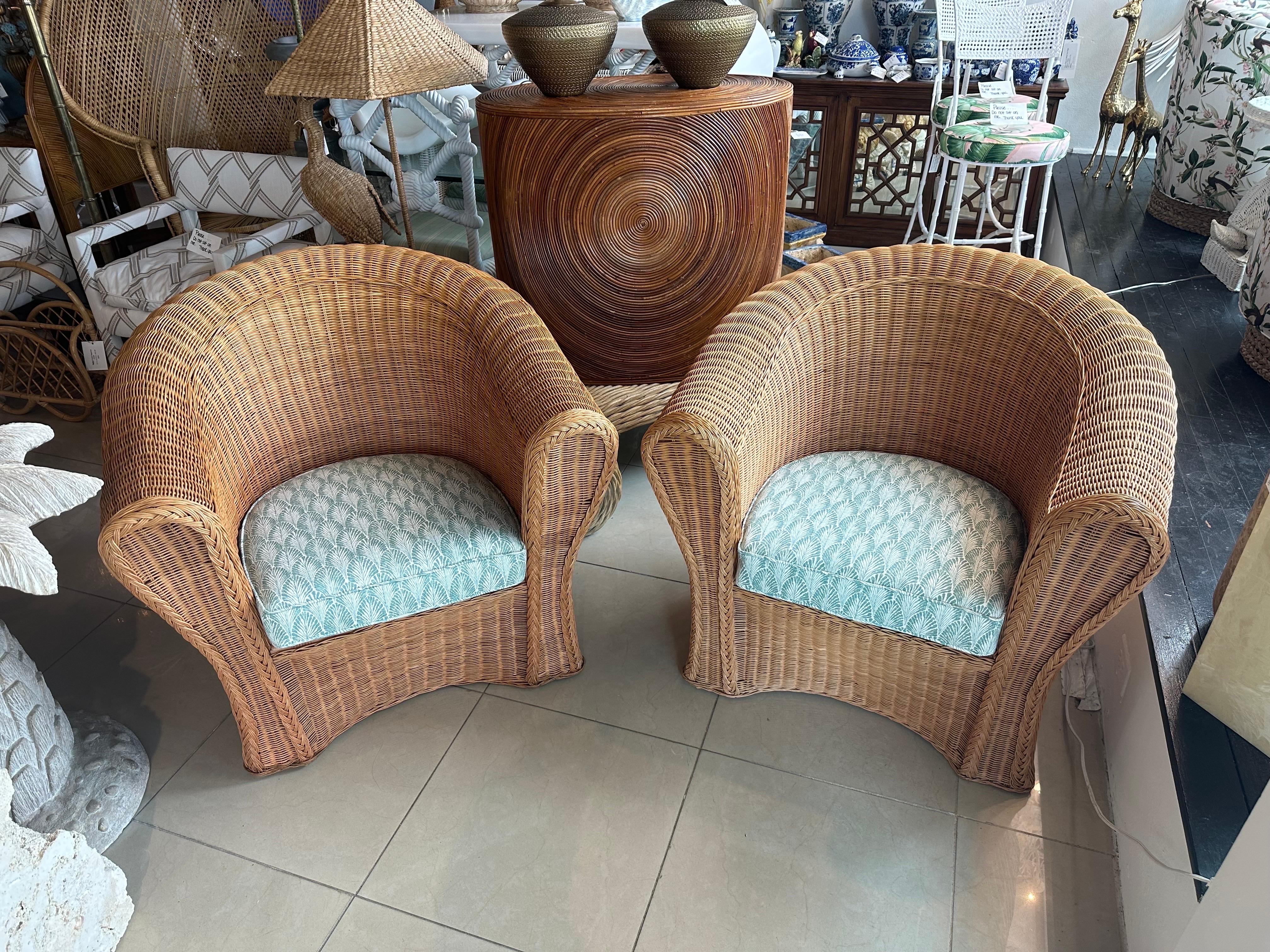 Vintage Trenzado Wicker Works Pareja Sillones Lounge Club Recién Tapizados Regencia de Hollywood en venta