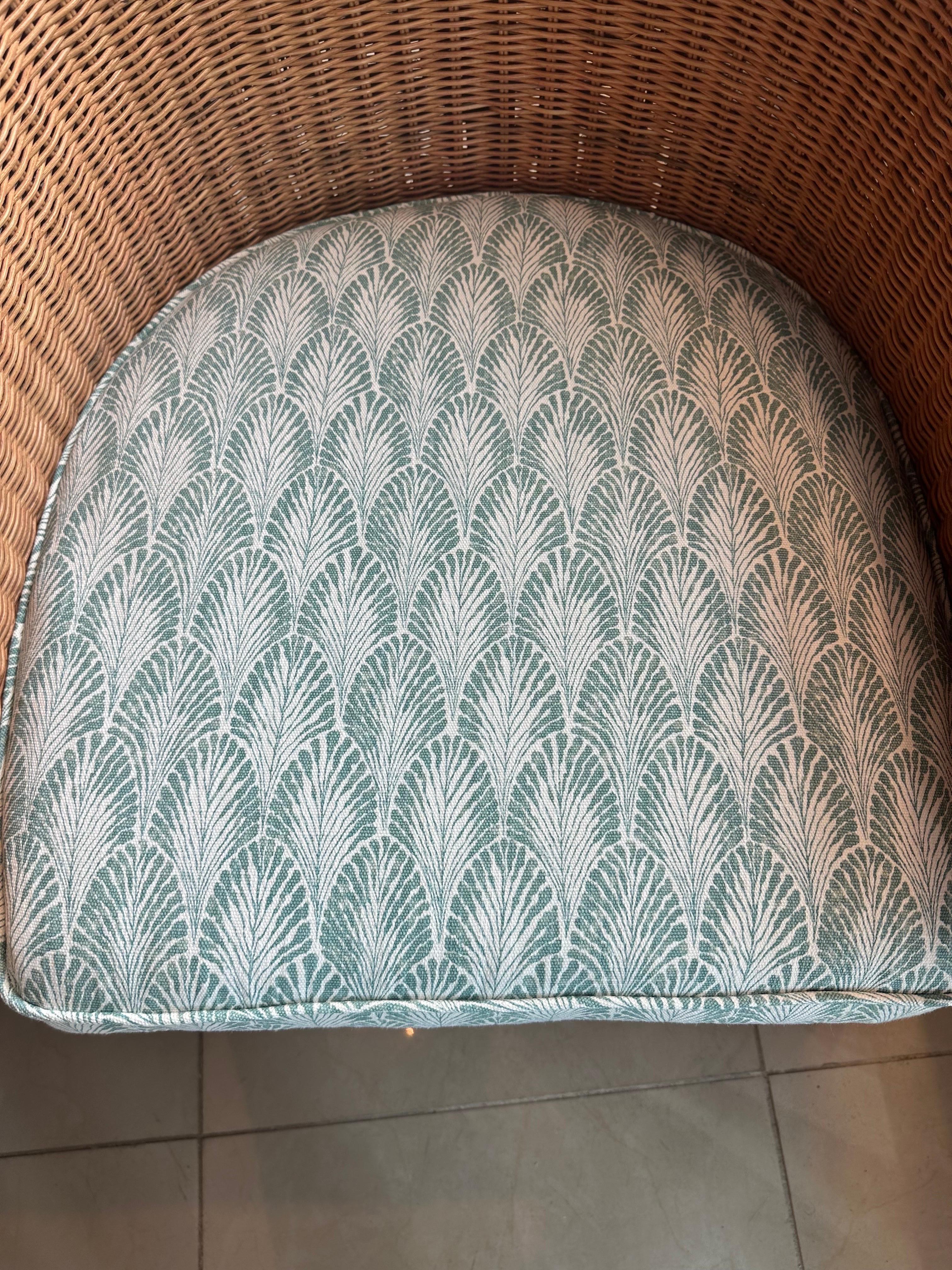 Vintage Trenzado Wicker Works Pareja Sillones Lounge Club Recién Tapizados Estadounidense en venta