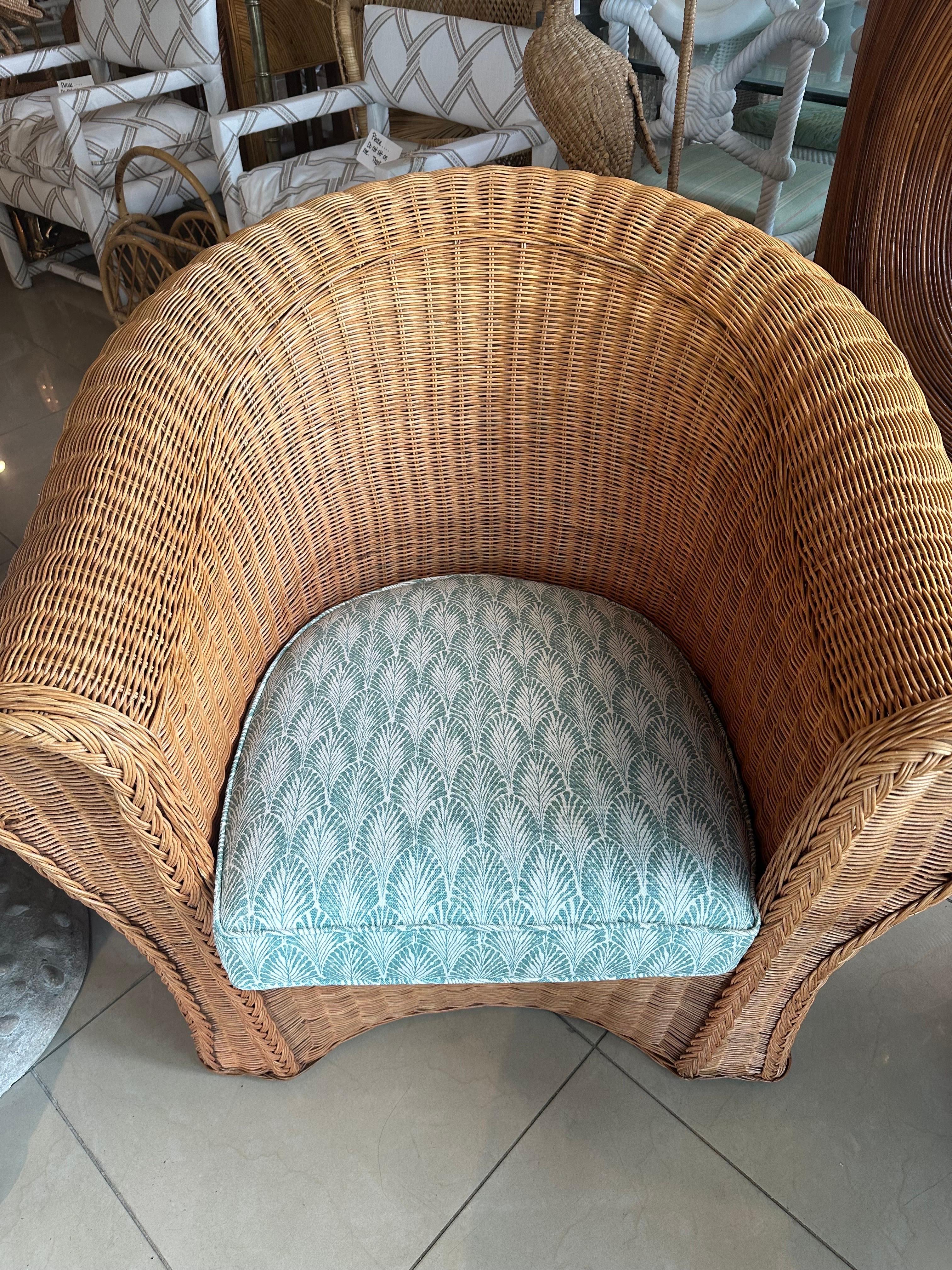 Vintage Trenzado Wicker Works Pareja Sillones Lounge Club Recién Tapizados en Bueno estado para la venta en West Palm Beach, FL