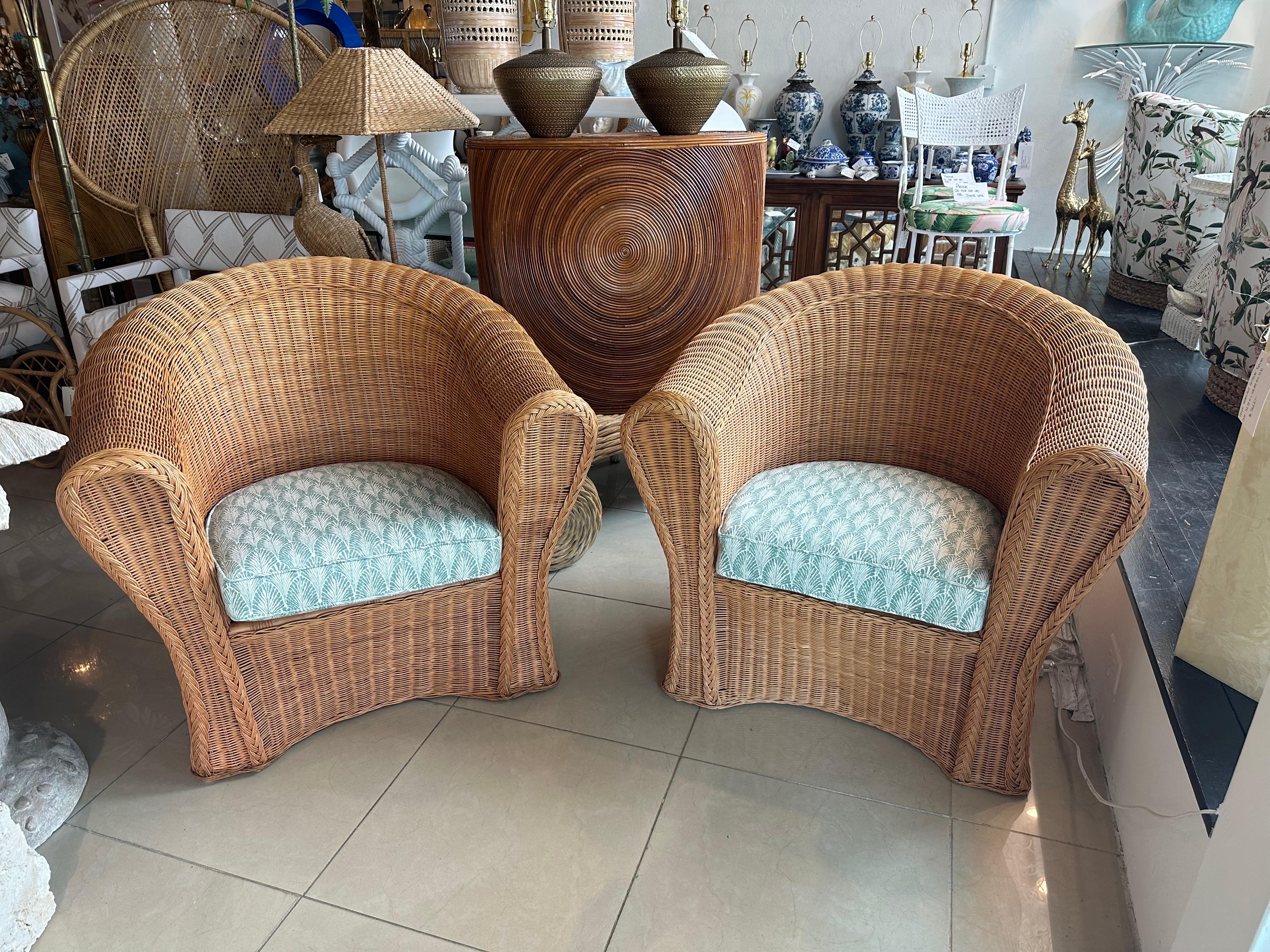 Vintage Trenzado Wicker Works Pareja Sillones Lounge Club Recién Tapizados finales del siglo XX en venta