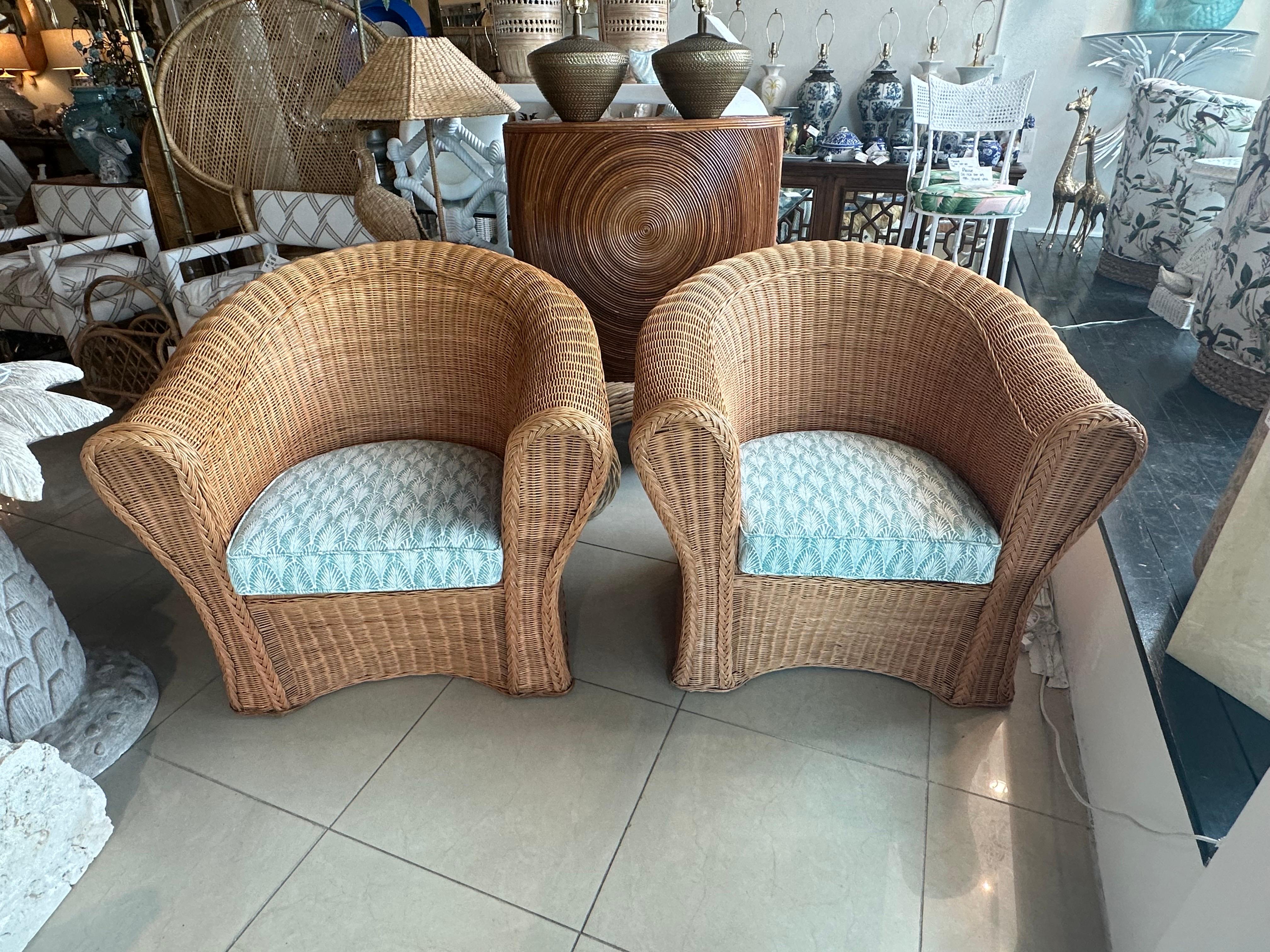 Vintage Trenzado Wicker Works Pareja Sillones Lounge Club Recién Tapizados en venta 1