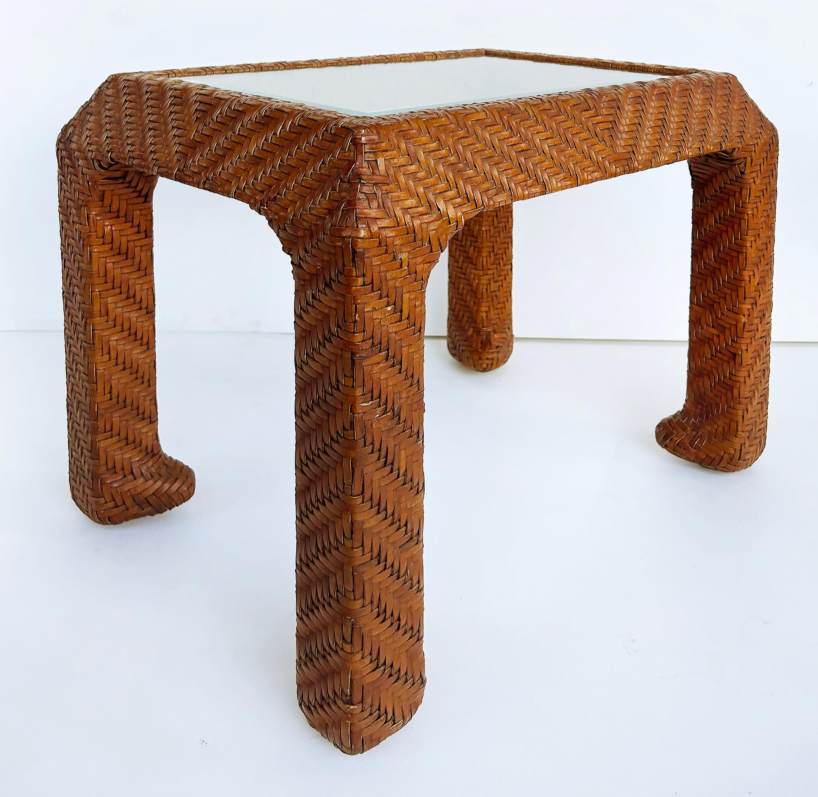 Organique Tables d'appoint vintage en cuir tressé tressé, plateaux en verre encastrés en vente