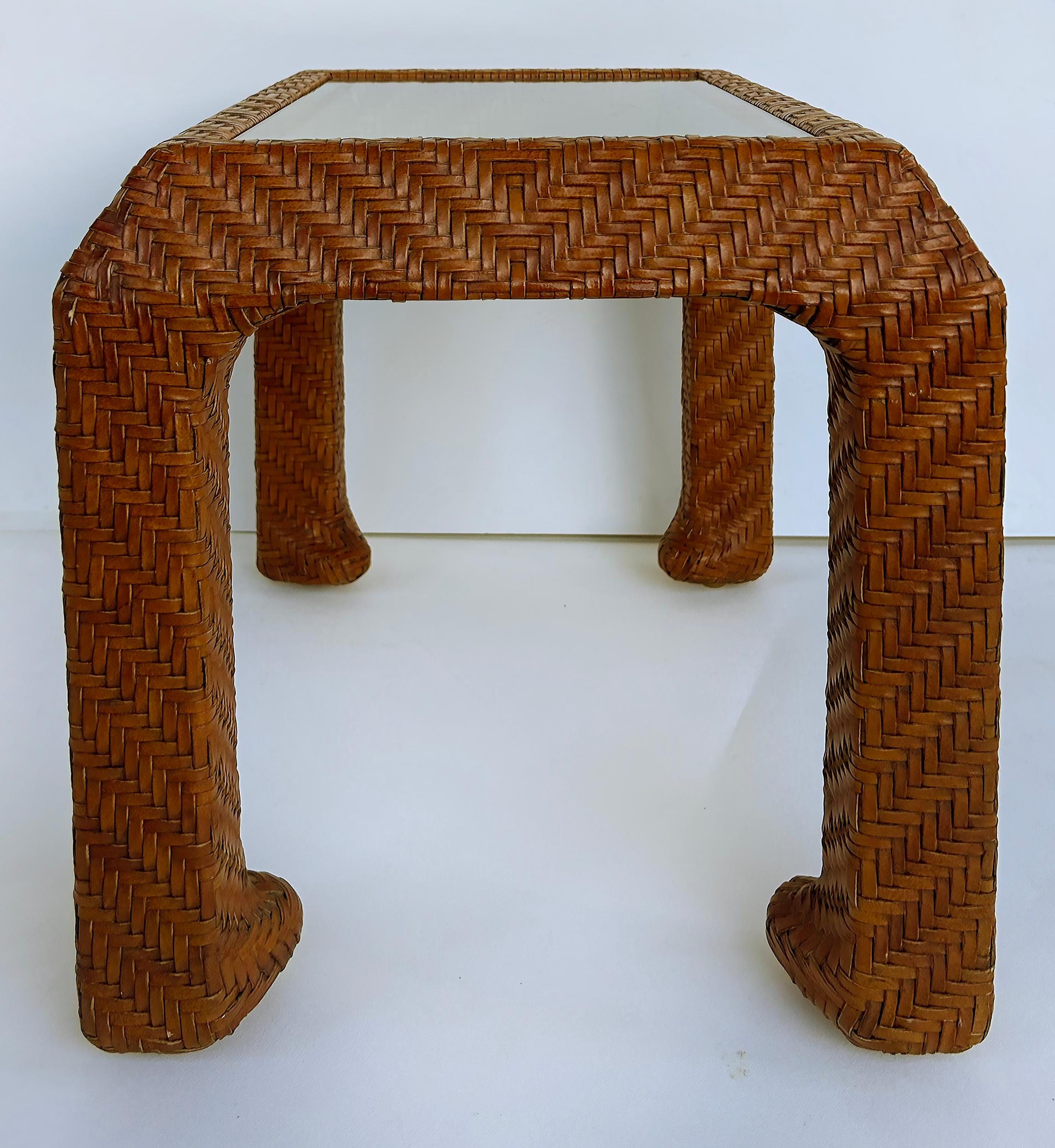 Tables d'appoint vintage en cuir tressé tressé, plateaux en verre encastrés Bon état - En vente à Miami, FL