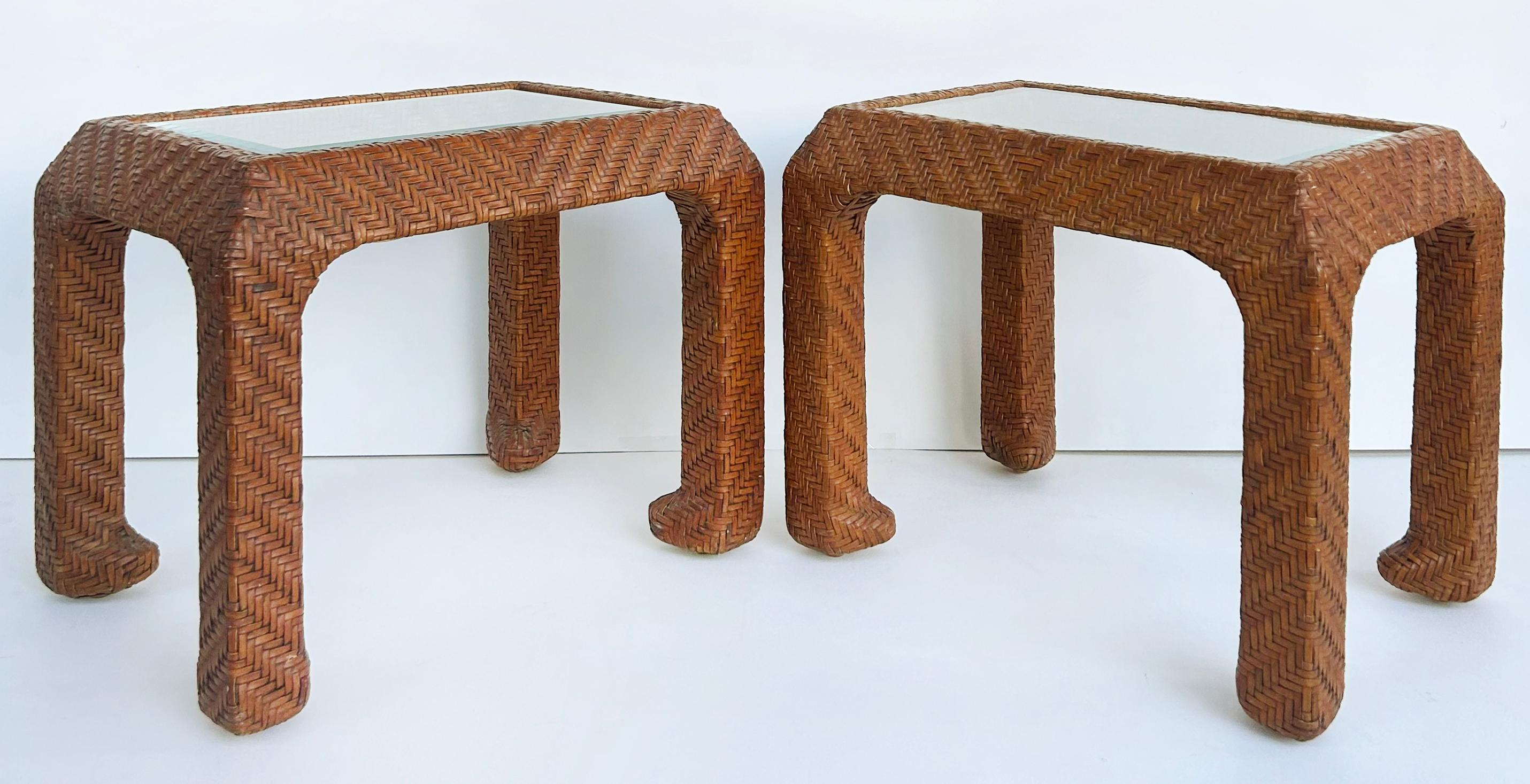 20ième siècle Tables d'appoint vintage en cuir tressé tressé, plateaux en verre encastrés en vente