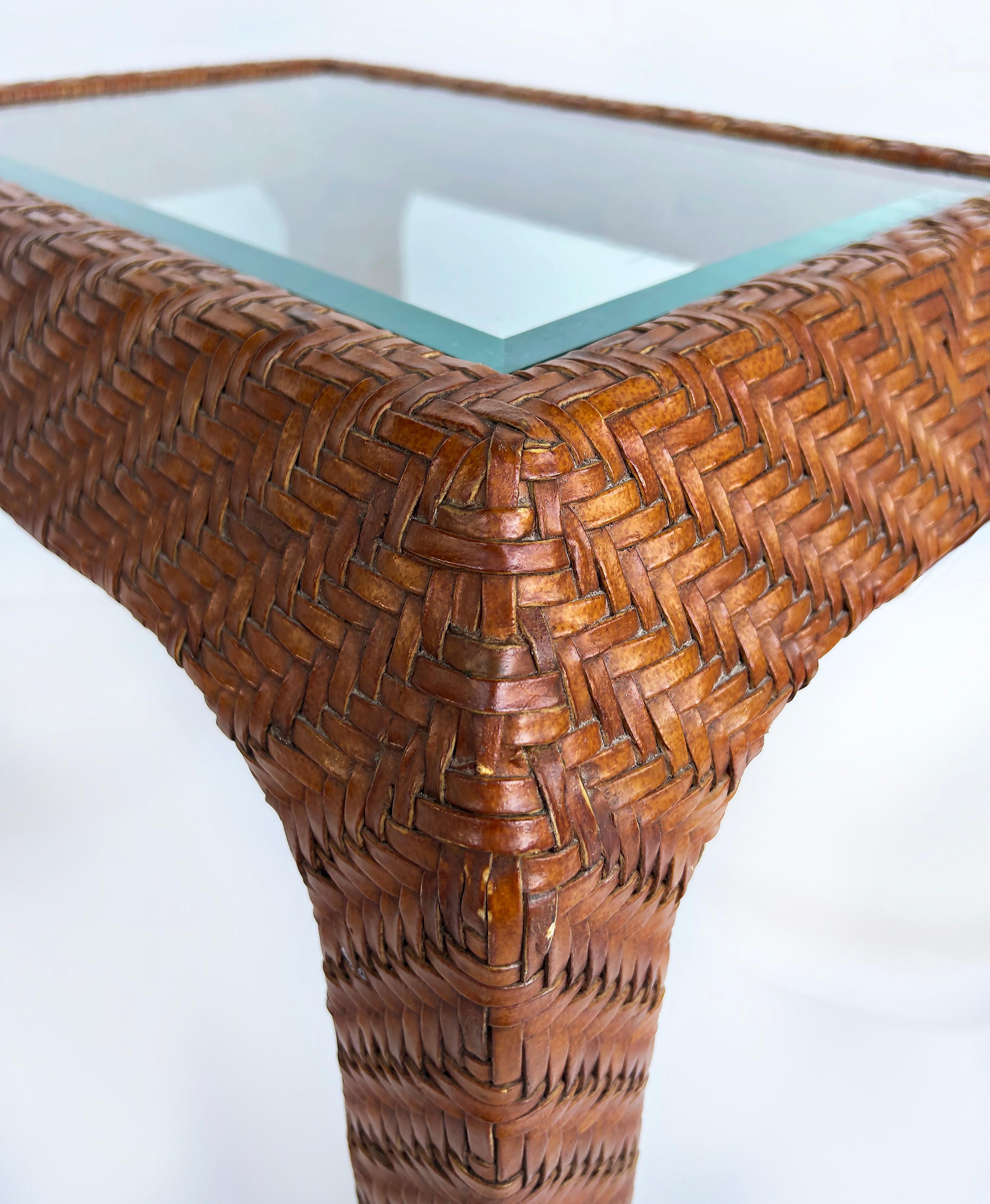 Cuir Tables d'appoint vintage en cuir tressé tressé, plateaux en verre encastrés en vente