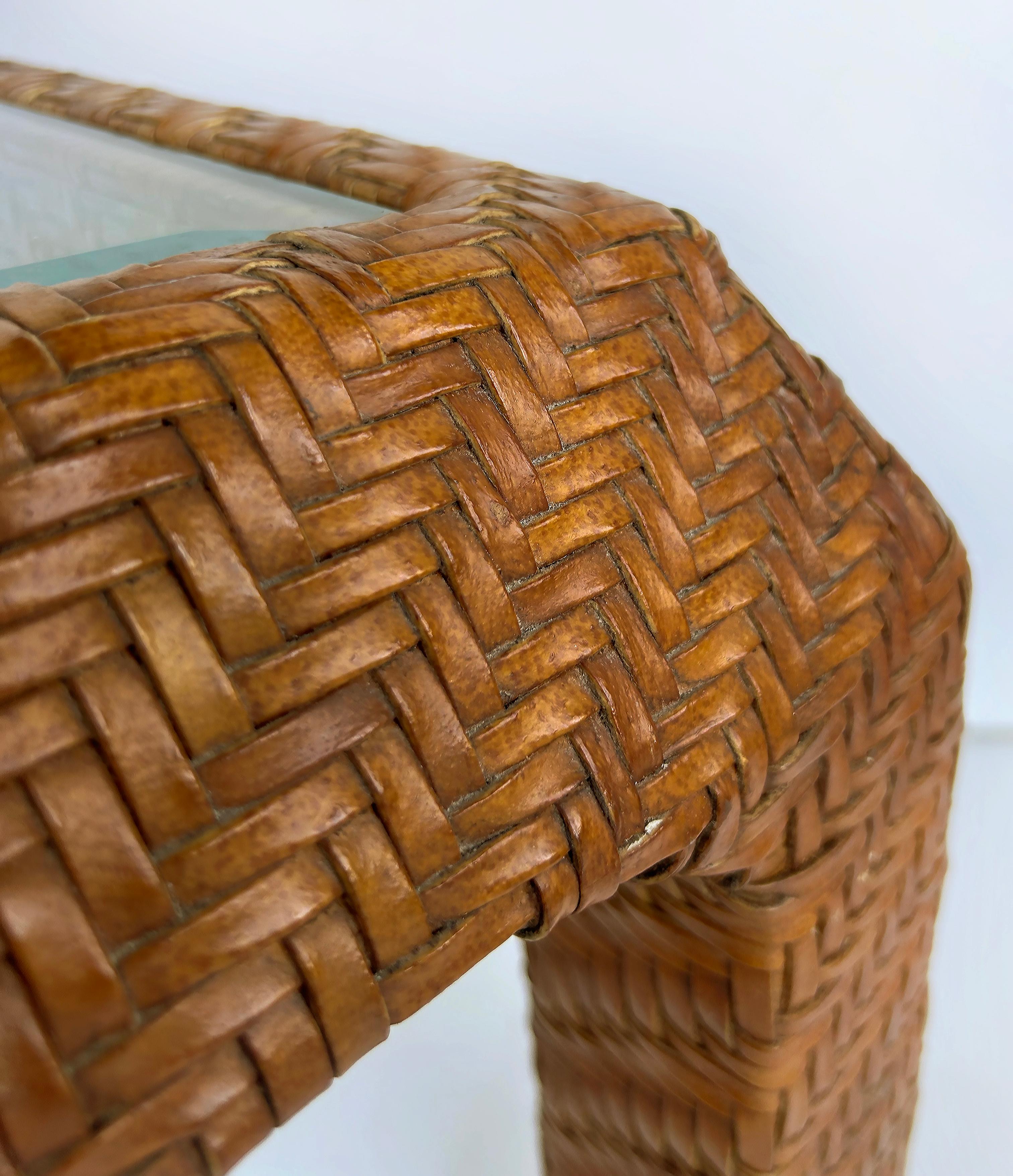 Tables d'appoint vintage en cuir tressé tressé, plateaux en verre encastrés en vente 1