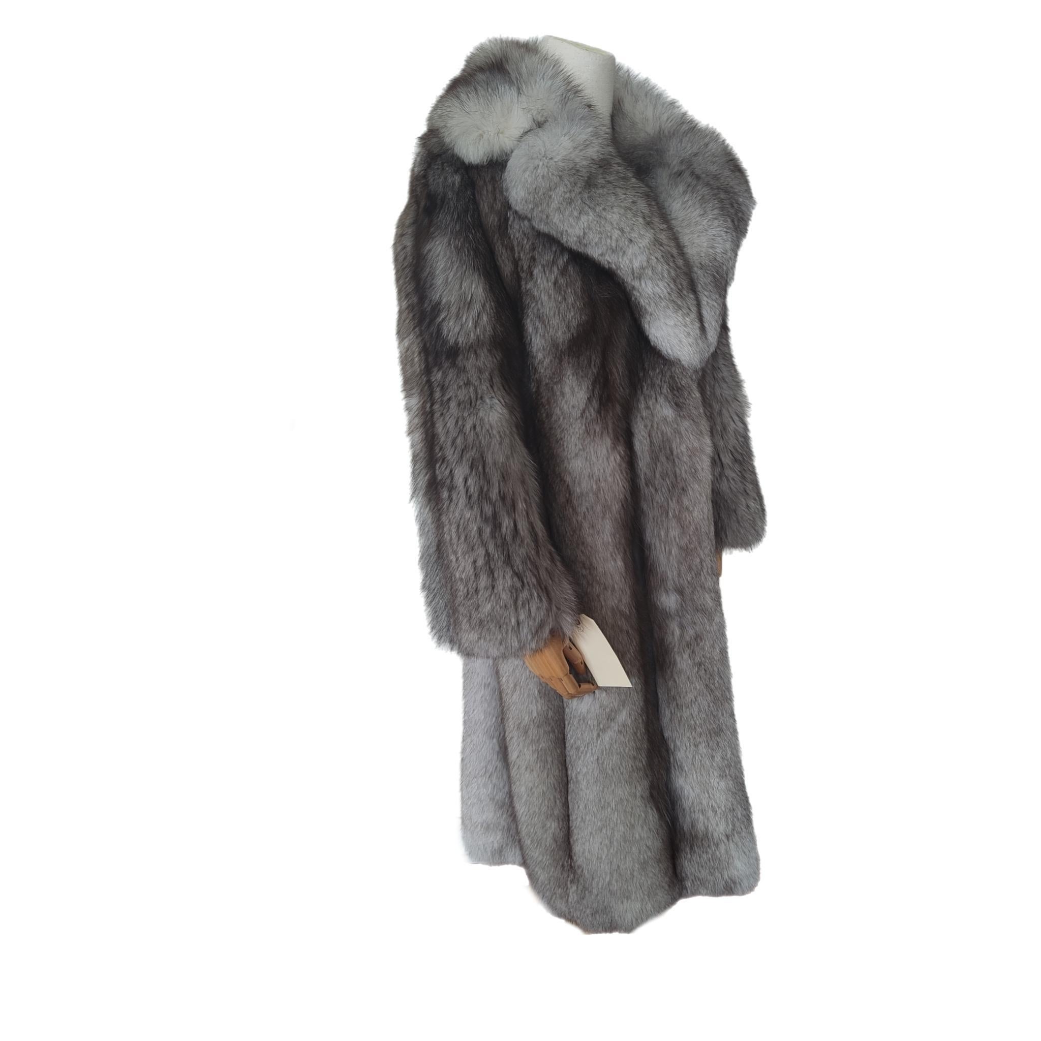 ~ Vintage Brand new Rare Norwegian Fox Fur Coat  (Size 6-S) 

When it comes to fur, Canada Majestic is the ultimate reference in quality and style. This stunning Norwegian  fox coat is a rare find classic with the notch collar. It has a full skin