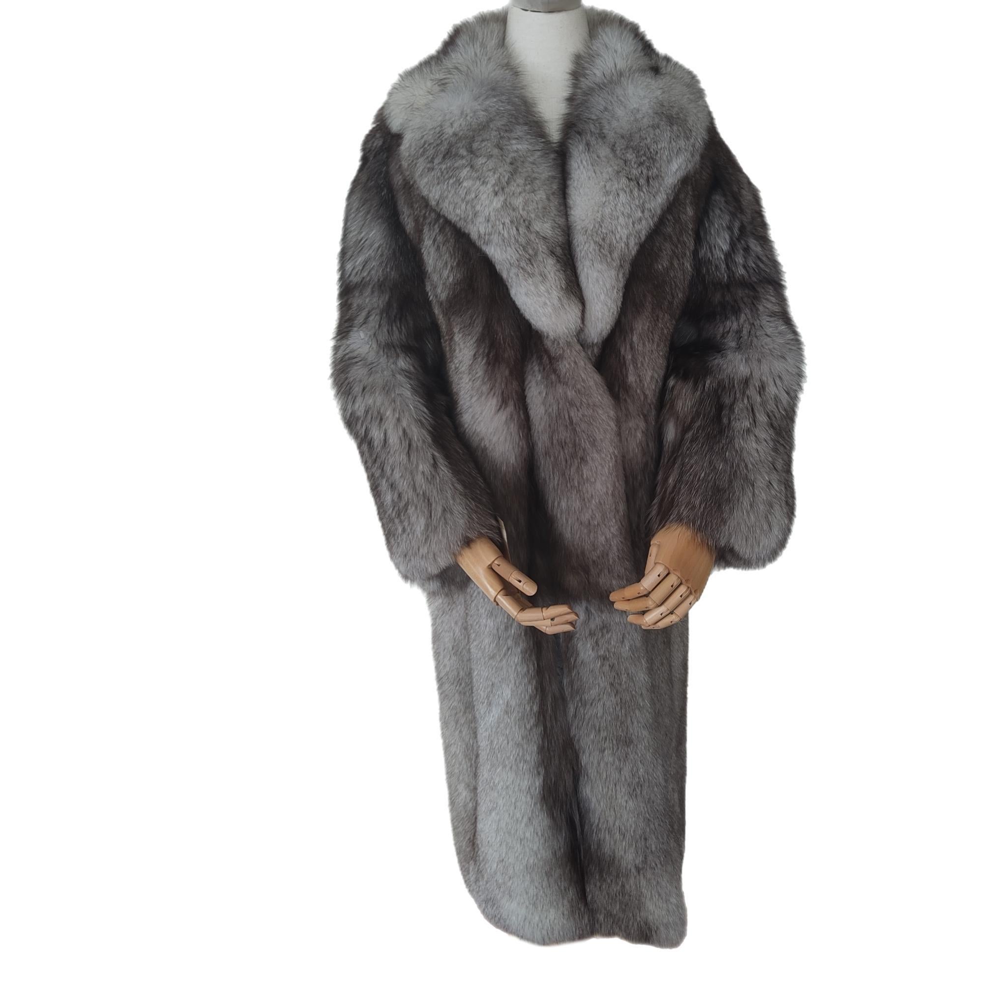 ~Vintage Brand new Rare Norwegian Fox Fur Coat  (Size 6-S)  In New Condition For Sale In Montreal, Quebec