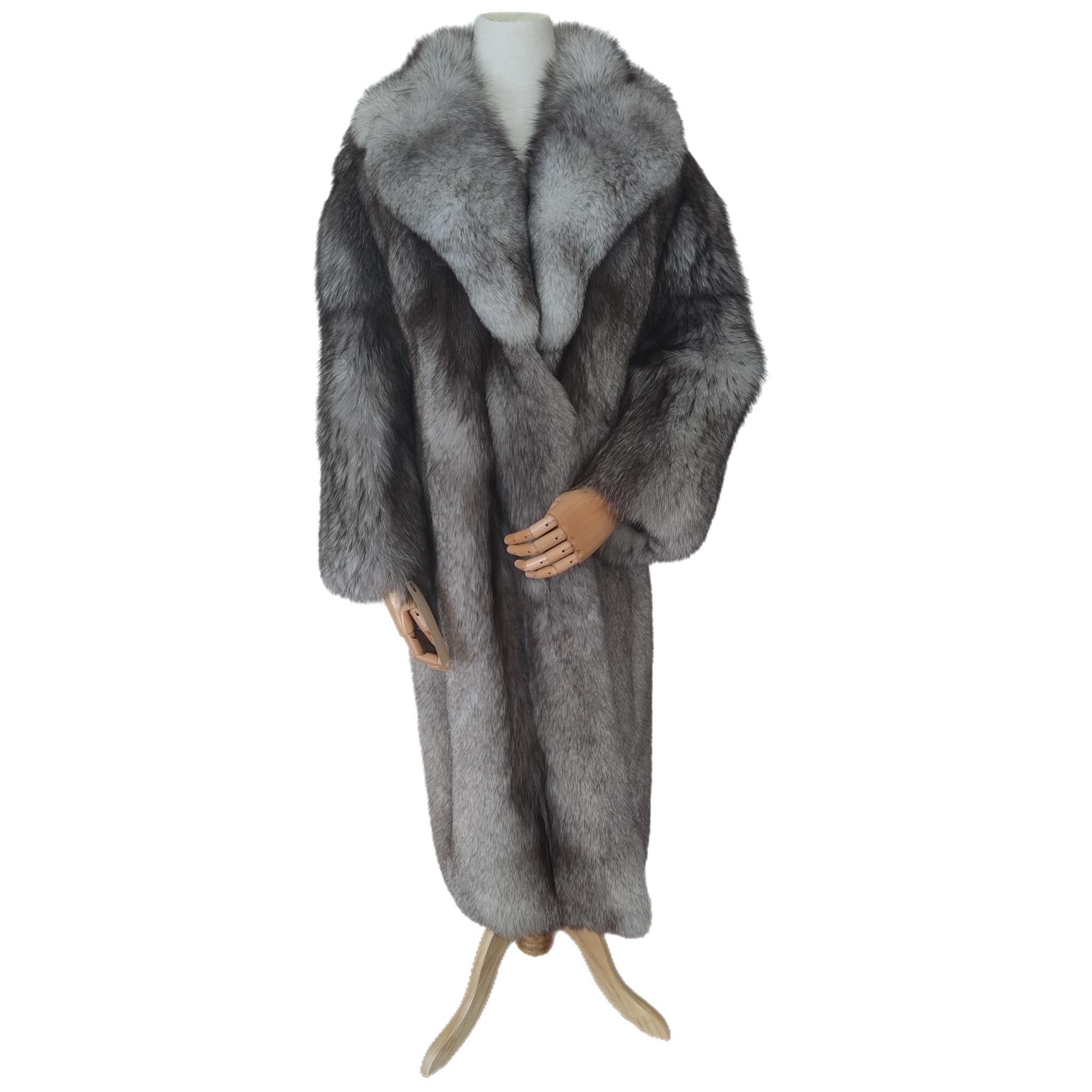 Women's ~Vintage Brand new Rare Norwegian Fox Fur Coat  (Size 6-S)  For Sale