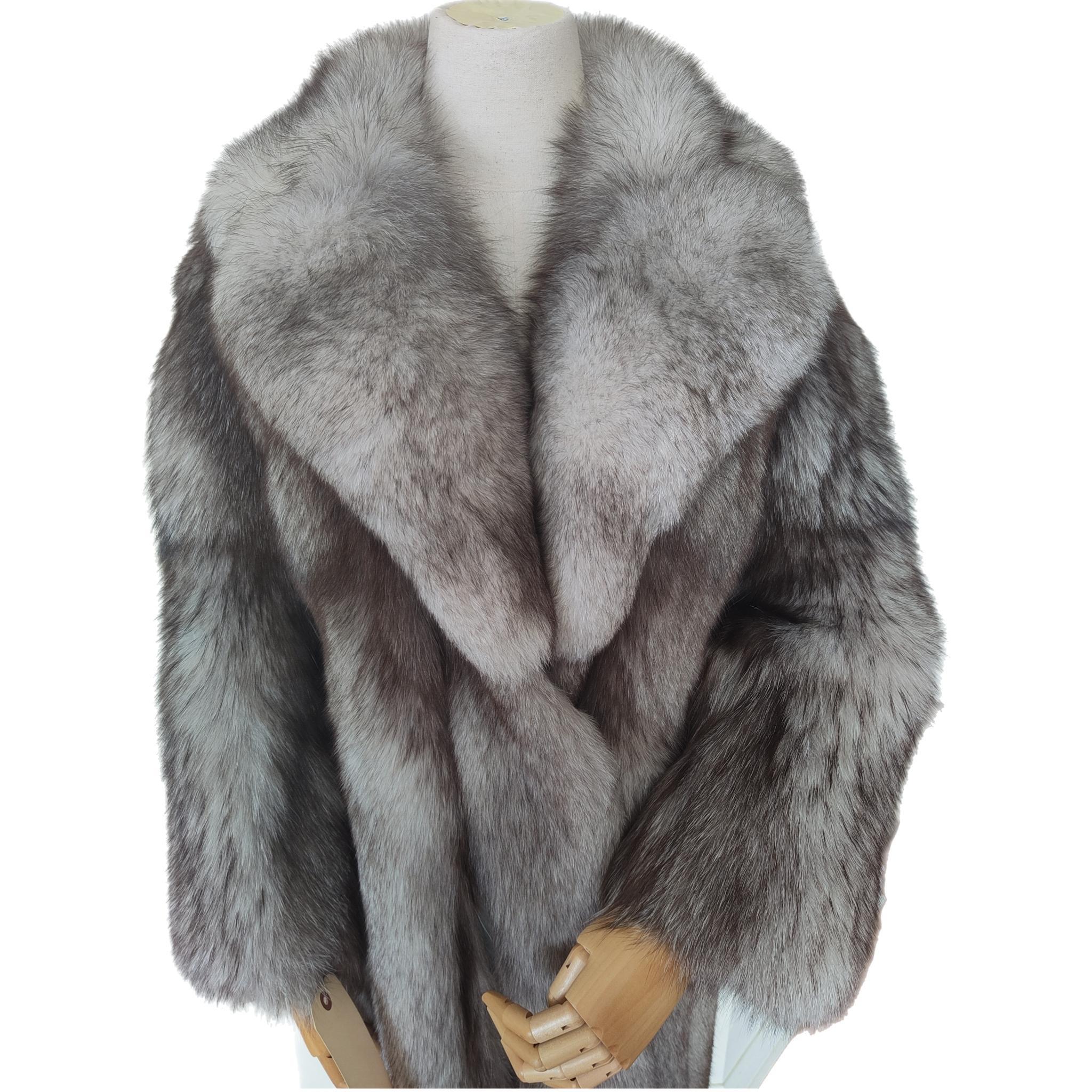 ~Vintage Brand new Rare Norwegian Fox Fur Coat  (Size 6-S)  For Sale 2