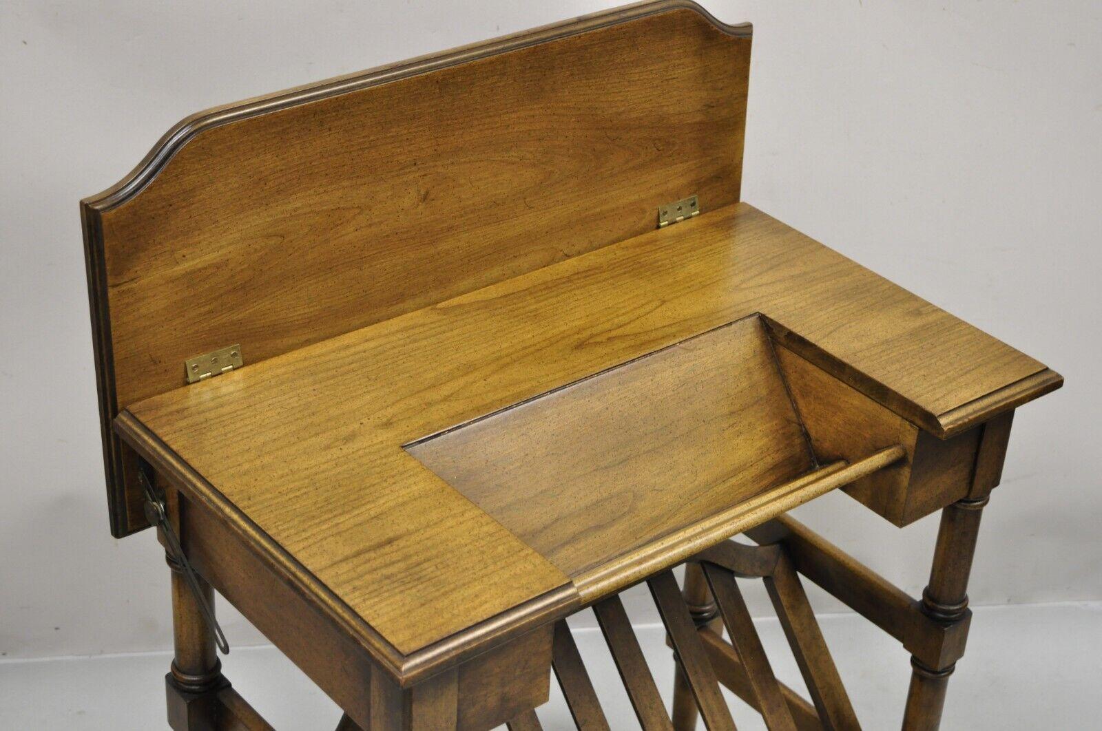 Petite table de bureau vintage Brandt de style piano à plateau rabattable en bois Bon état - En vente à Philadelphia, PA