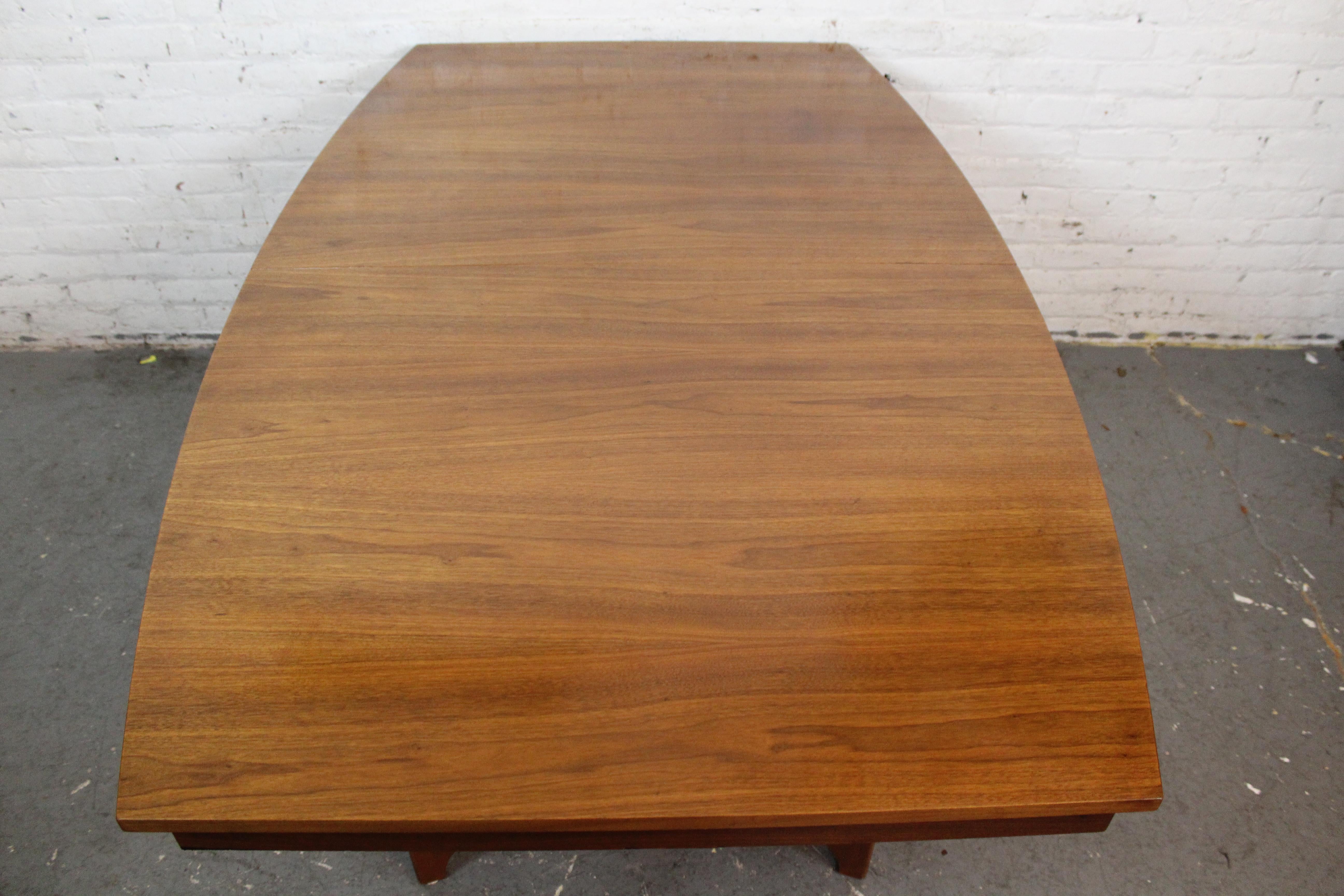 Vintage Brasilia Style Extending Dining Table by Young Manufacturing In Good Condition In Brooklyn, NY
