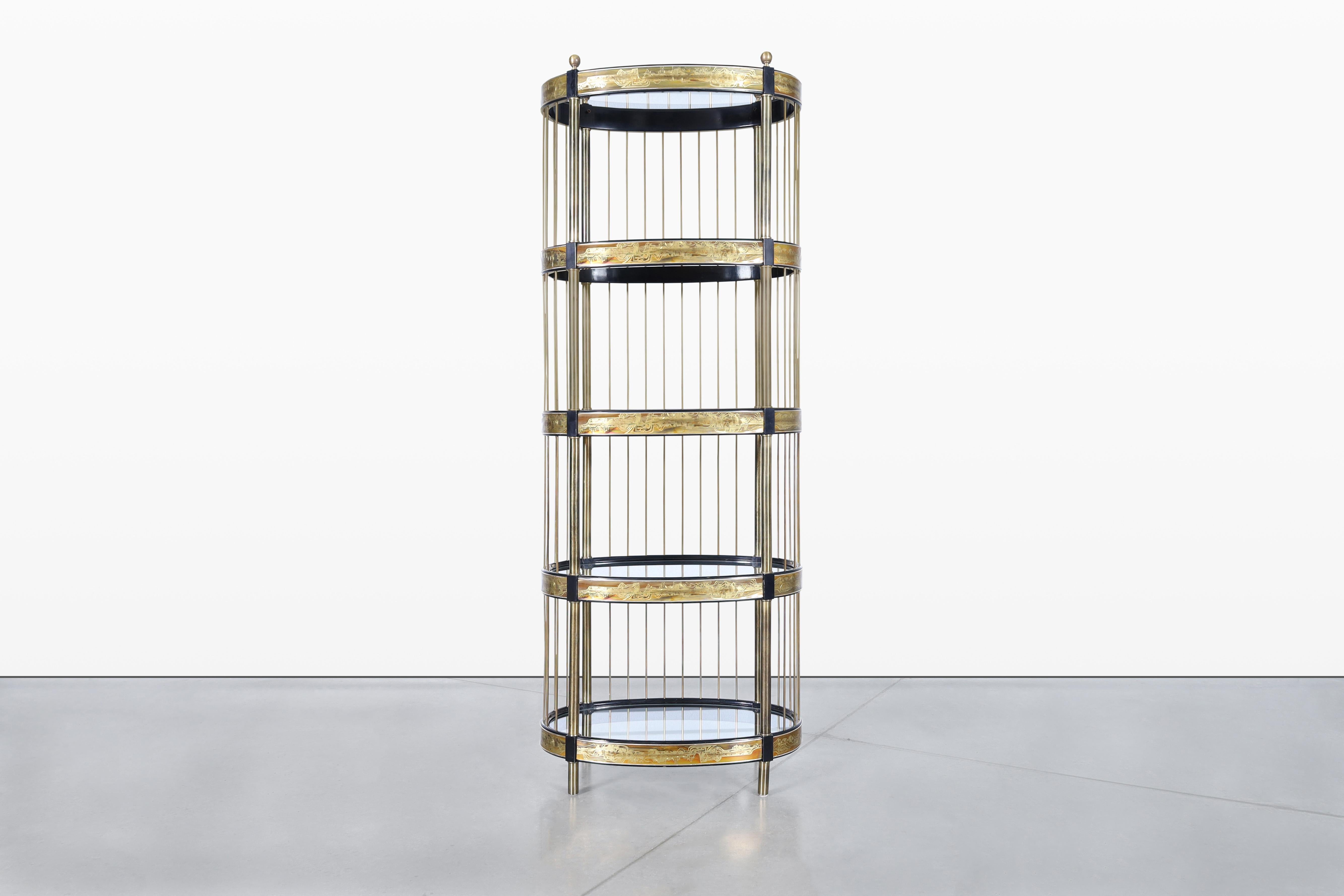 Entra nel mondo dell'eleganza di metà secolo con questa splendida etagere vintage in ottone acidato disegnata dal famoso Bernhard Rohne per Mastercraft negli anni Settanta. Questo squisito pezzo funge da opera d'arte funzionale e presenta cinque