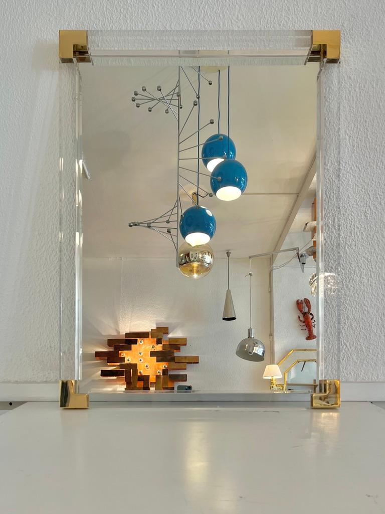 Specchio da parete in ottone e acrilico d'epoca realizzato in Italia negli anni 1970-1980 ca.
Ottime condizioni
Può essere utilizzato in orizzontale o in verticale
H. 80 x L. 60 x P. 3 cm