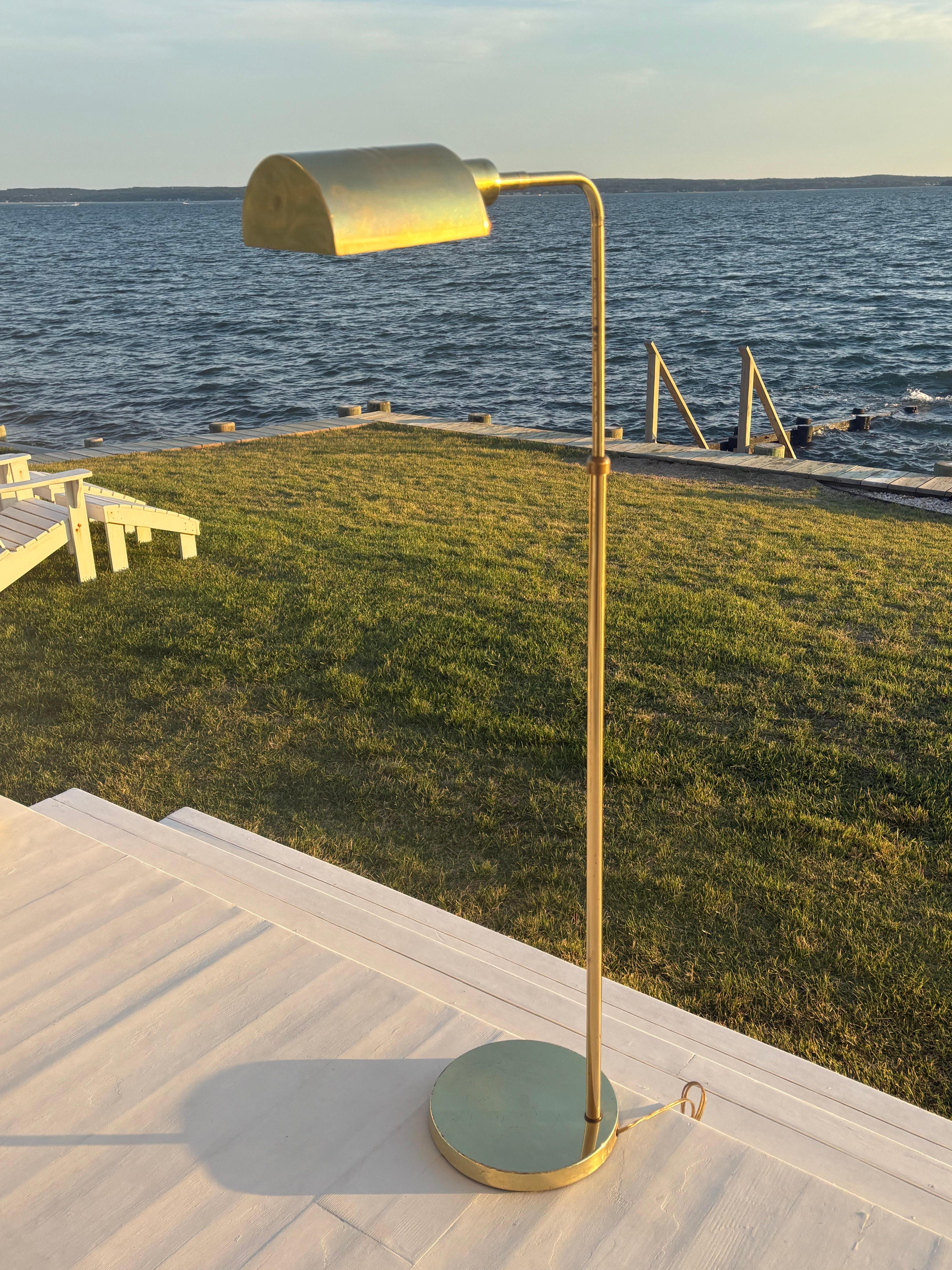 Lampadaire OMI réglable en laiton vintage avec abat-jour arrondi en laiton en vente 5