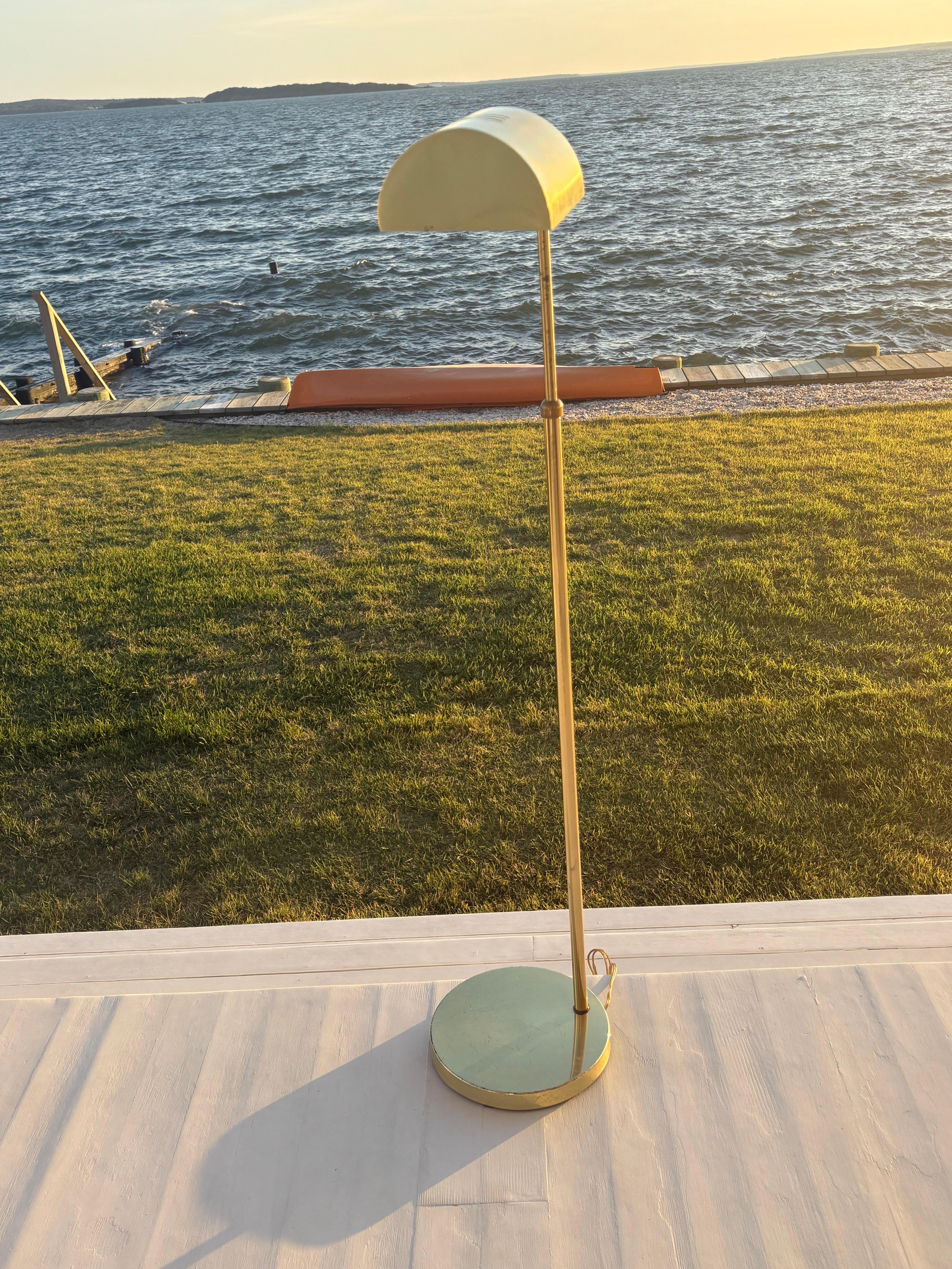 Lampadaire OMI réglable en laiton vintage avec abat-jour arrondi en laiton en vente 6