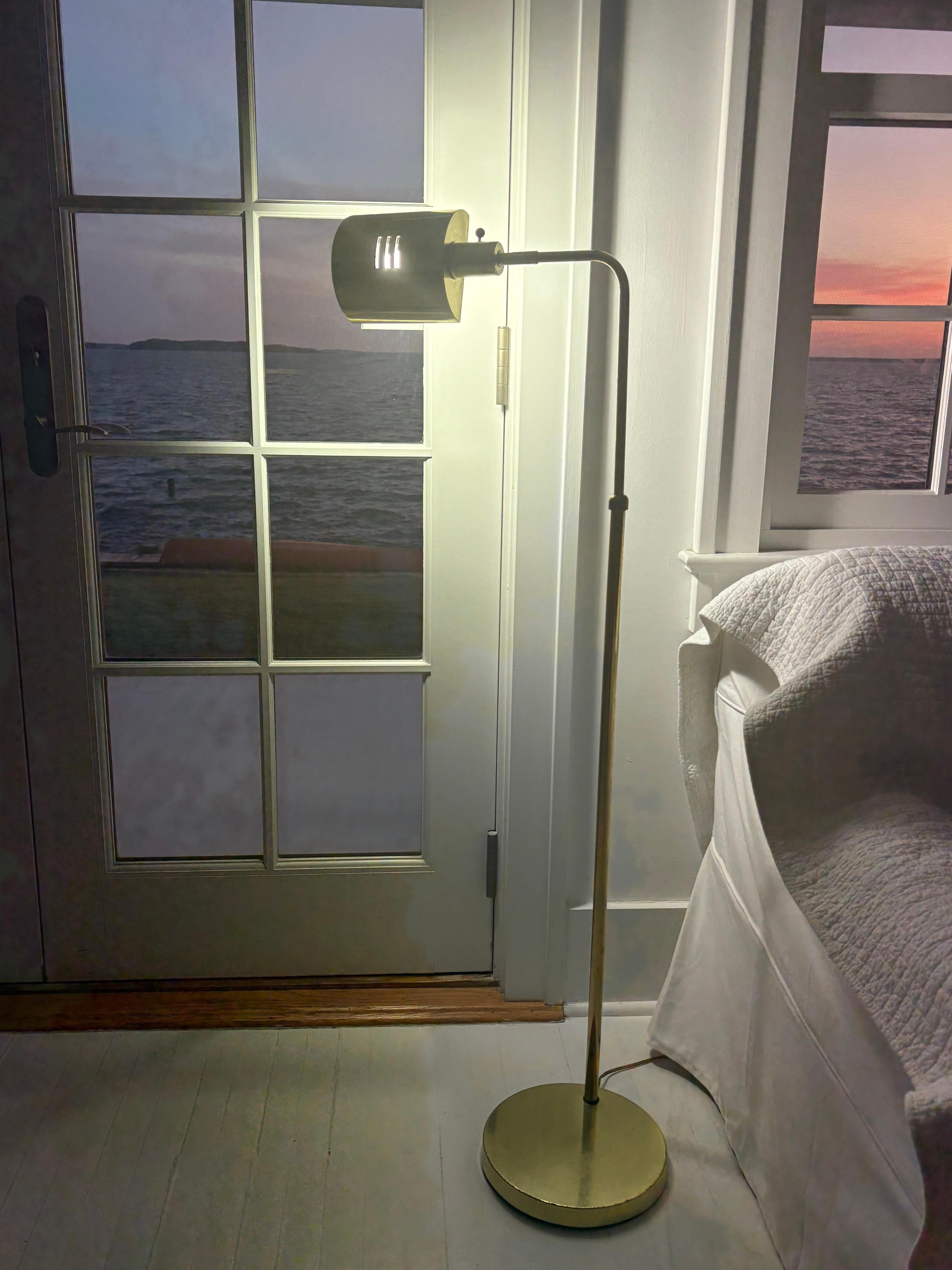 Lampadaire OMI réglable en laiton vintage avec abat-jour arrondi en laiton en vente 7