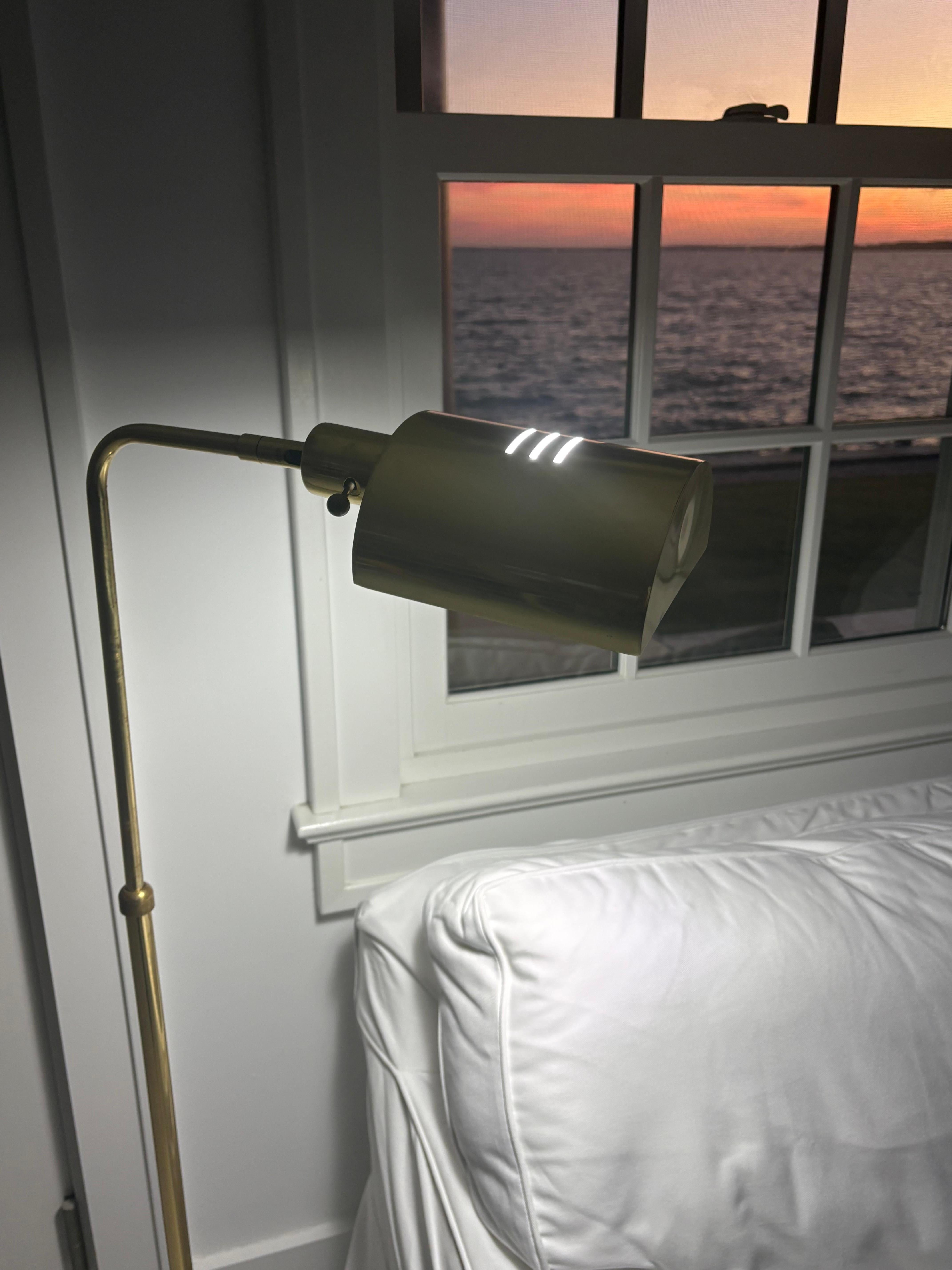 Lampadaire OMI réglable en laiton vintage avec abat-jour arrondi en laiton en vente 8