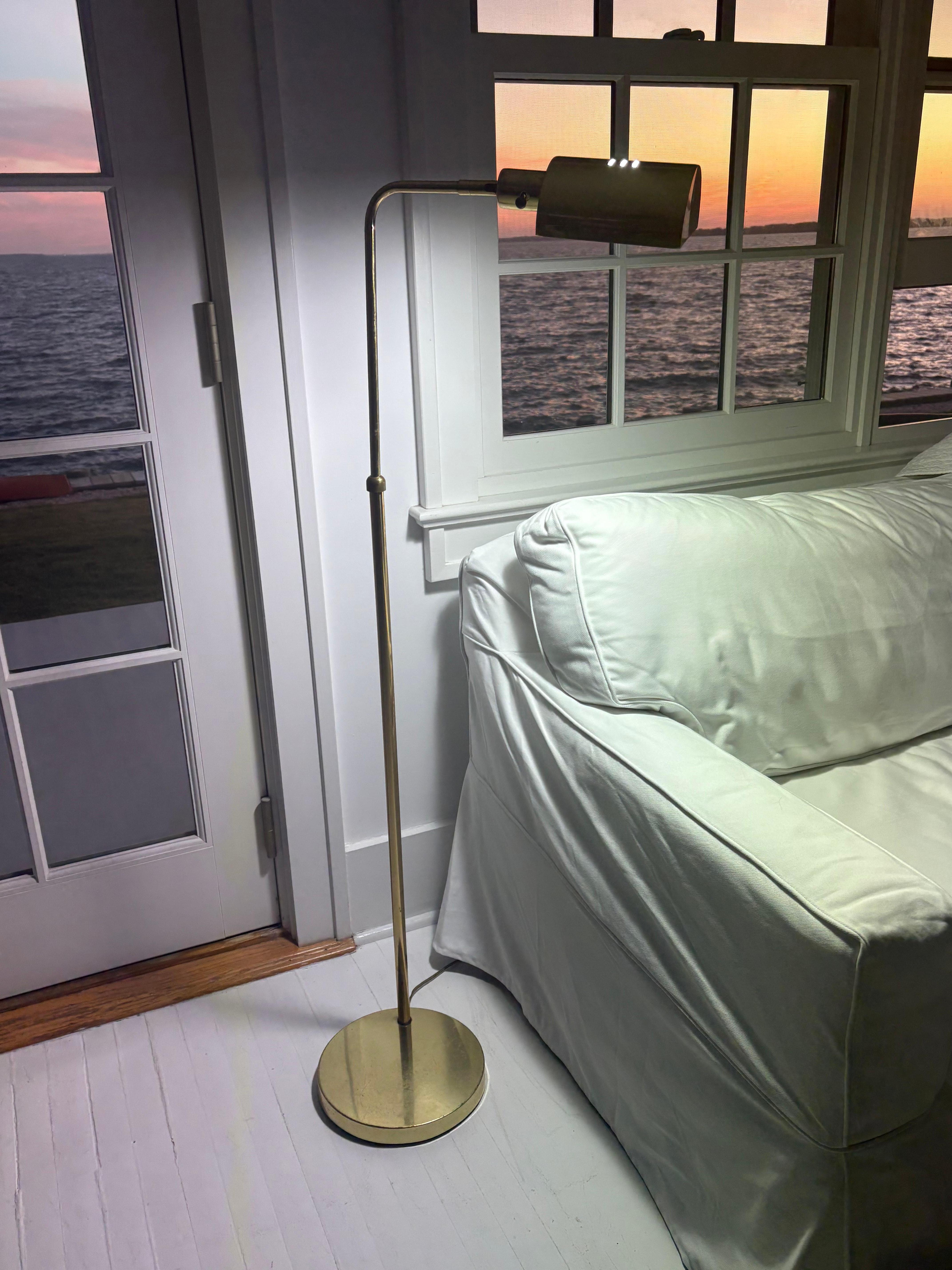Lampadaire OMI réglable en laiton vintage avec abat-jour arrondi en laiton en vente 9