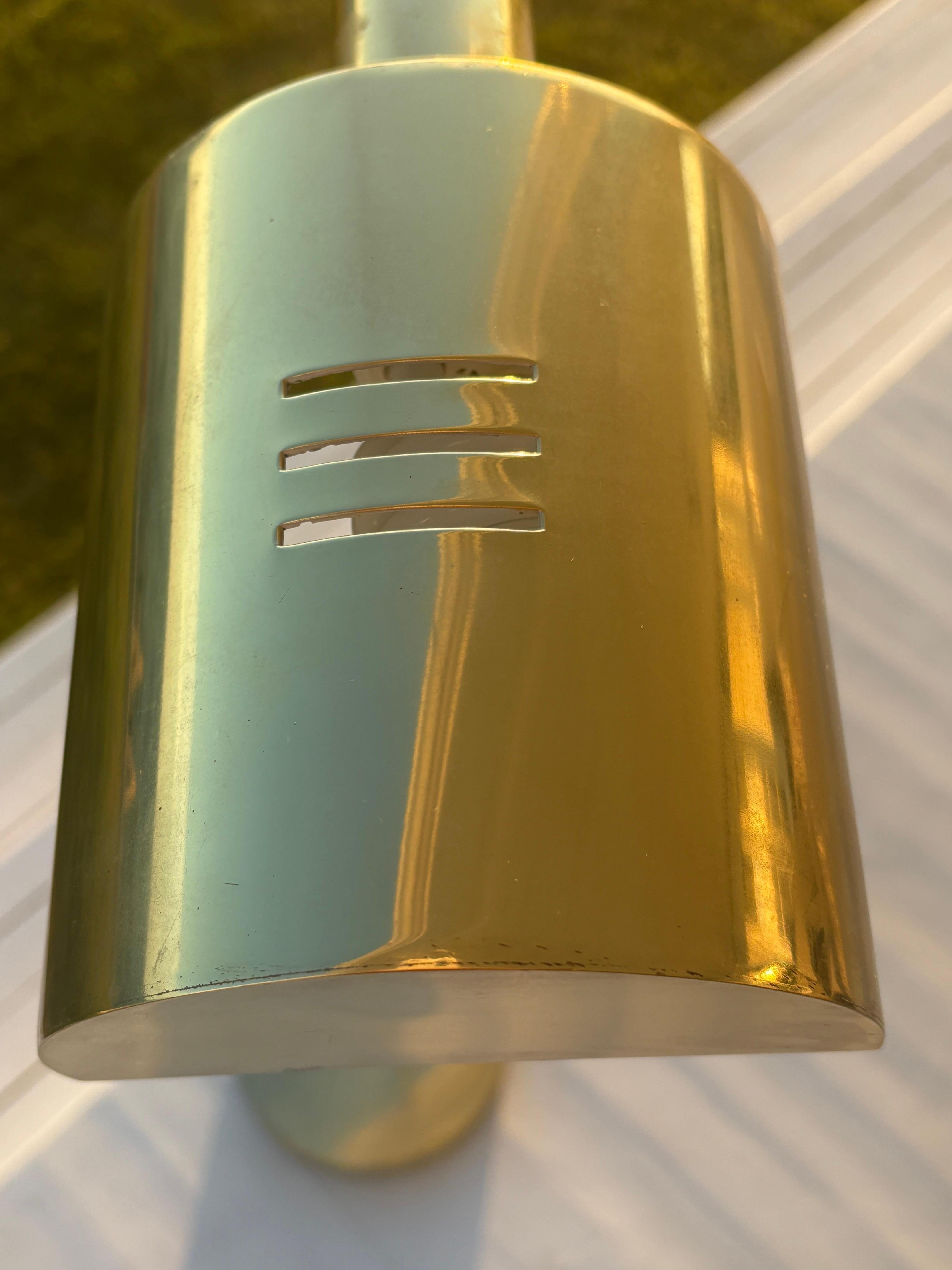 Lampadaire OMI réglable en laiton vintage avec abat-jour arrondi en laiton Bon état - En vente à New York, NY