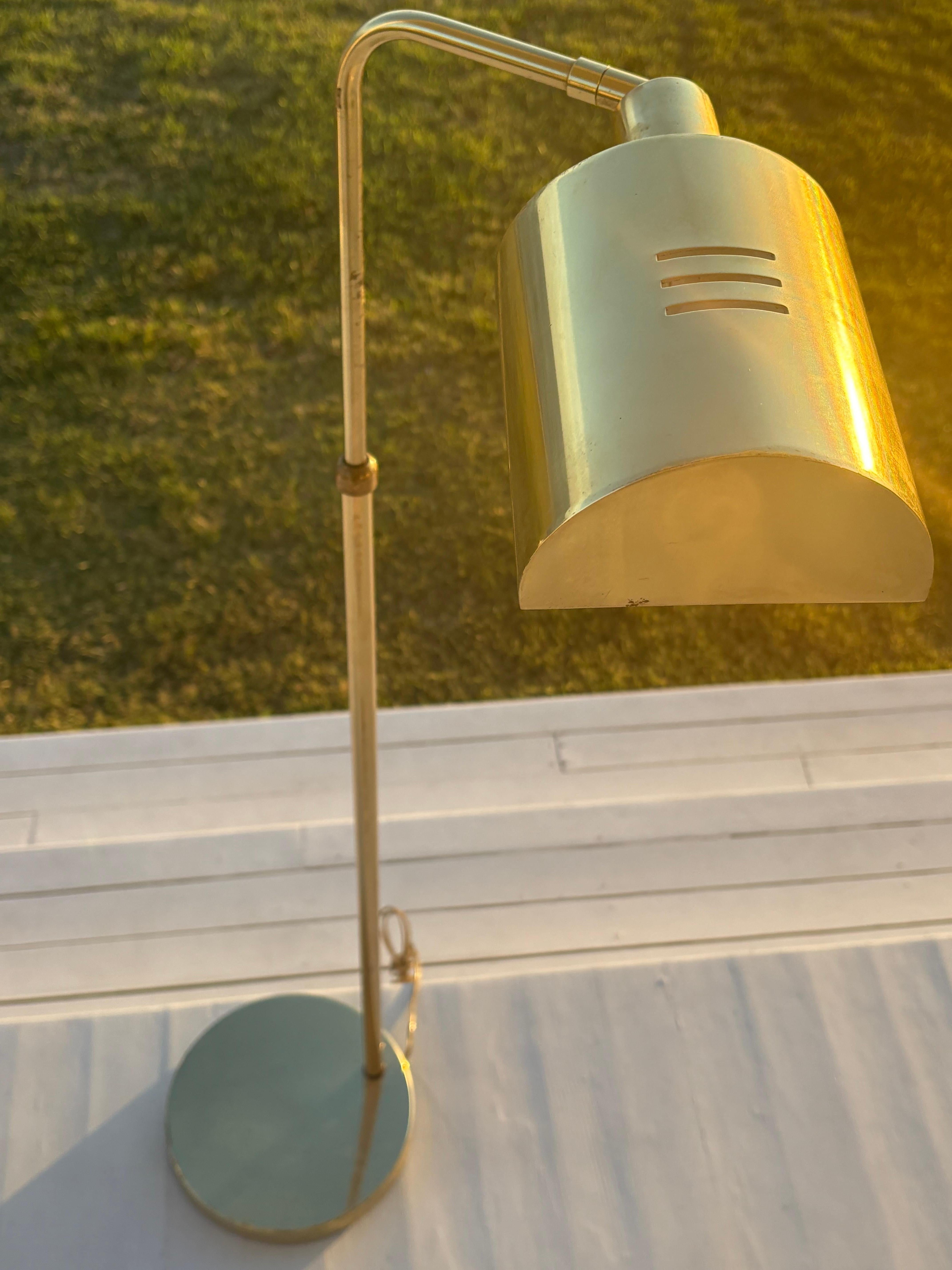 20ième siècle Lampadaire OMI réglable en laiton vintage avec abat-jour arrondi en laiton en vente