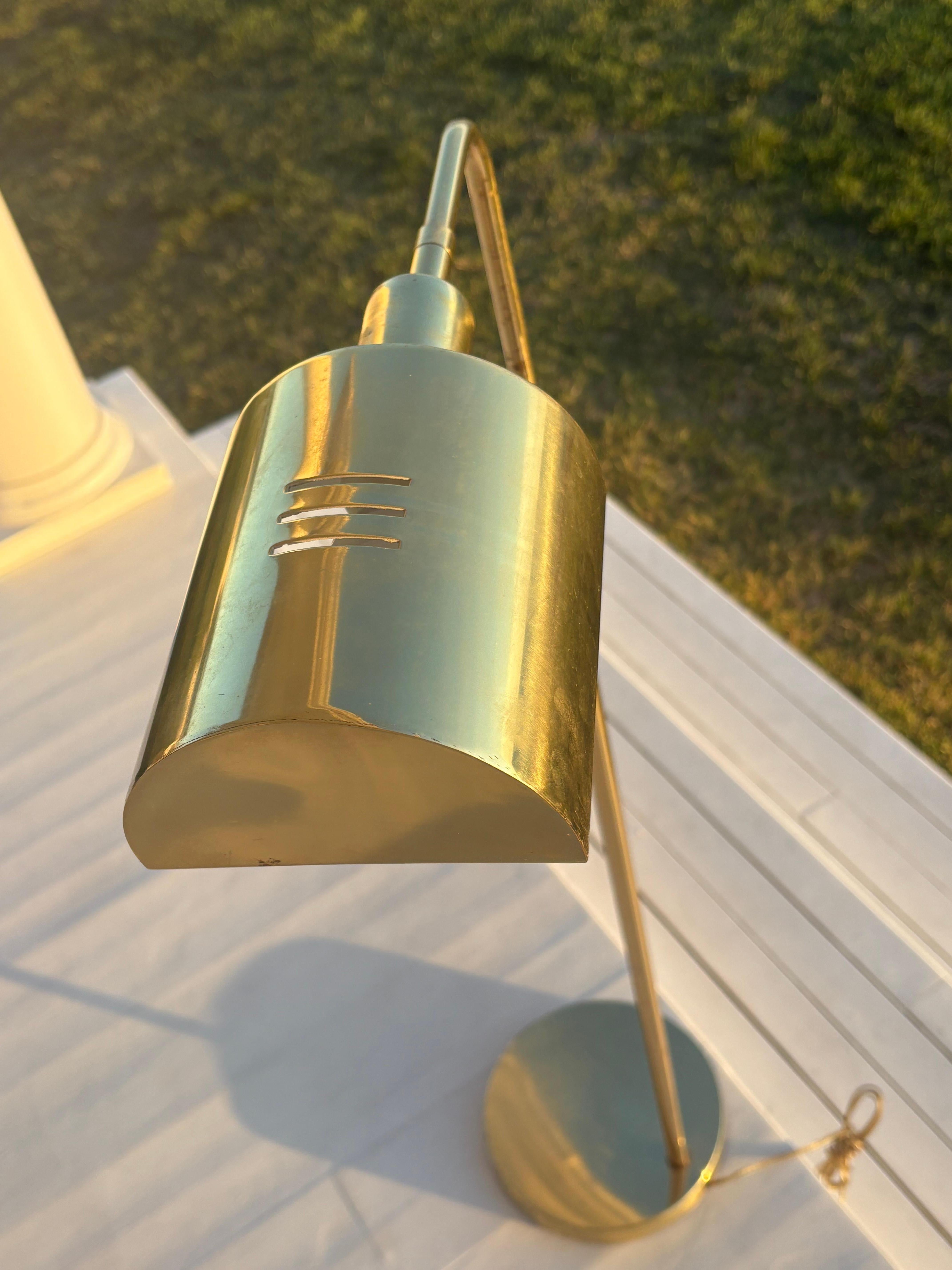 Laiton Lampadaire OMI réglable en laiton vintage avec abat-jour arrondi en laiton en vente