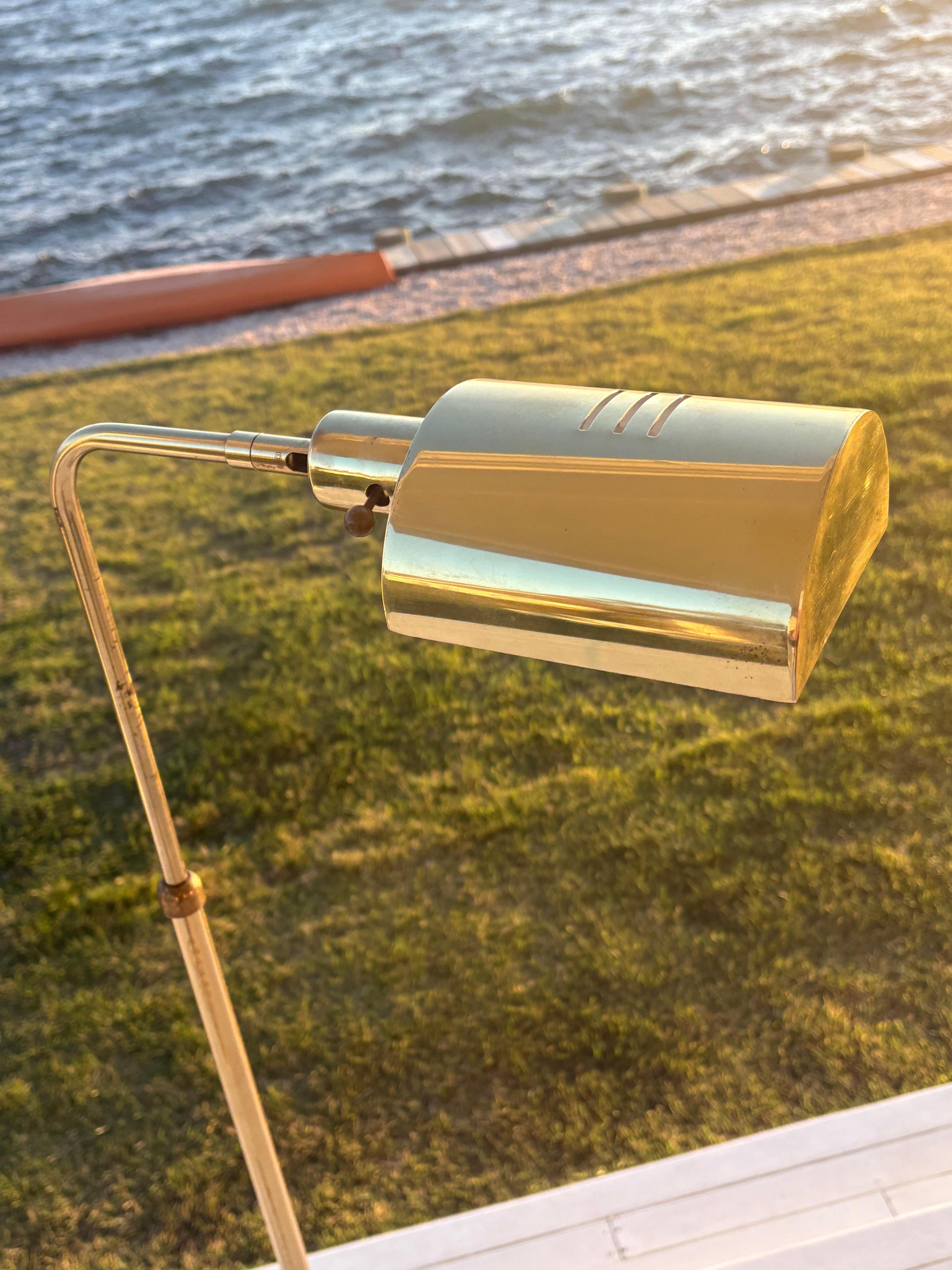 Lampadaire OMI réglable en laiton vintage avec abat-jour arrondi en laiton en vente 1