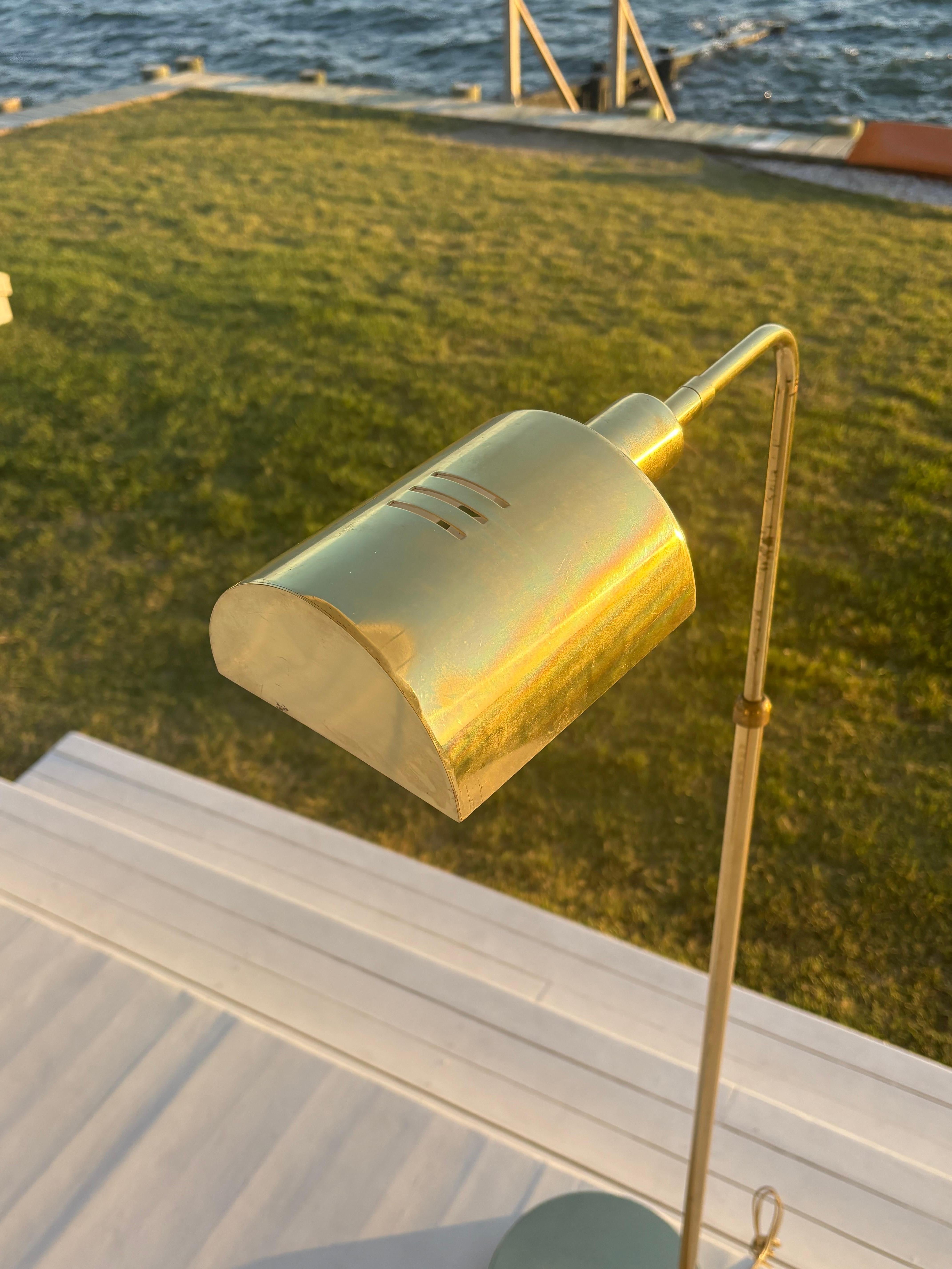 Lampadaire OMI réglable en laiton vintage avec abat-jour arrondi en laiton en vente 2