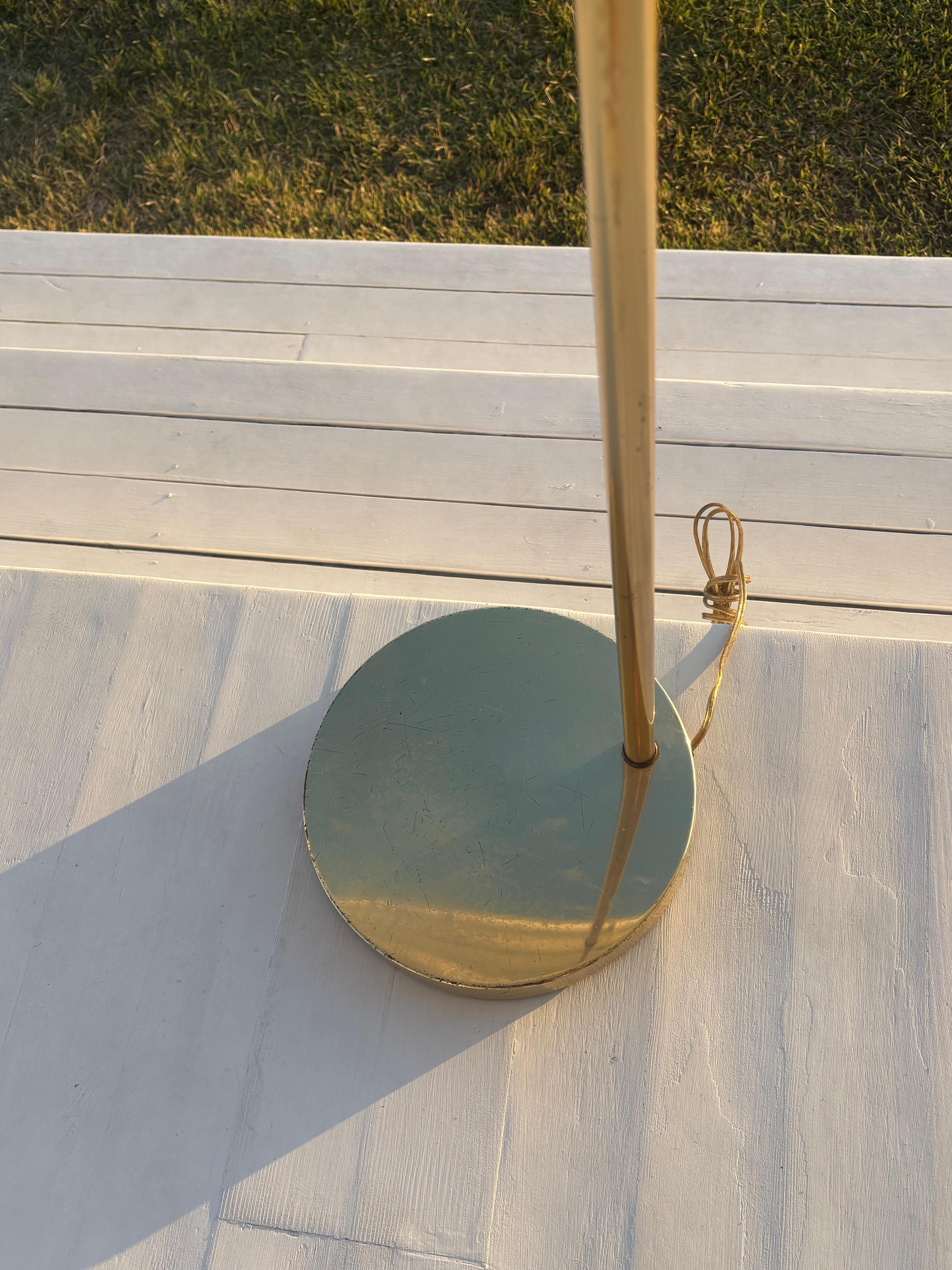 Lampadaire OMI réglable en laiton vintage avec abat-jour arrondi en laiton en vente 3