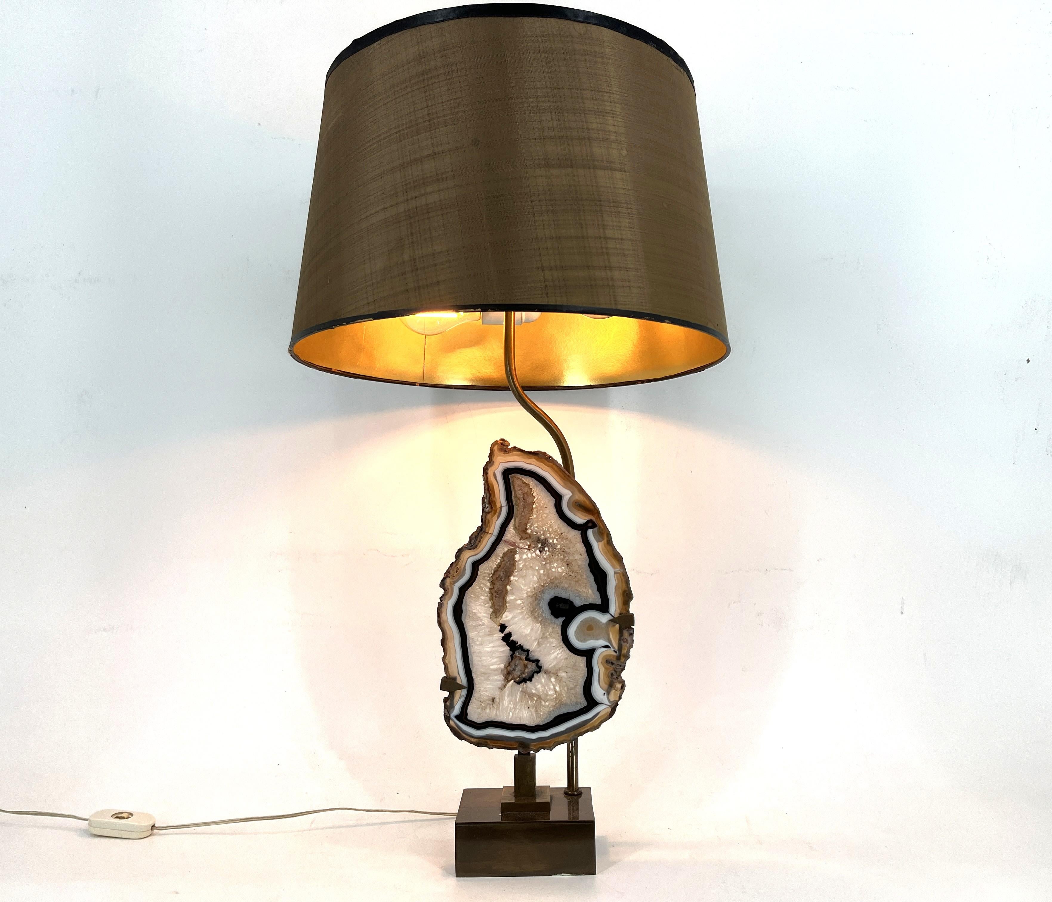 Beautiful brass agate stone slice table lamp with a brass base.

These lamps are often named after and/or attributed to Willy Daro.

He had an 'atelier' with several people working there, so not all lamps are signed, nor confirmed to be from Willy
