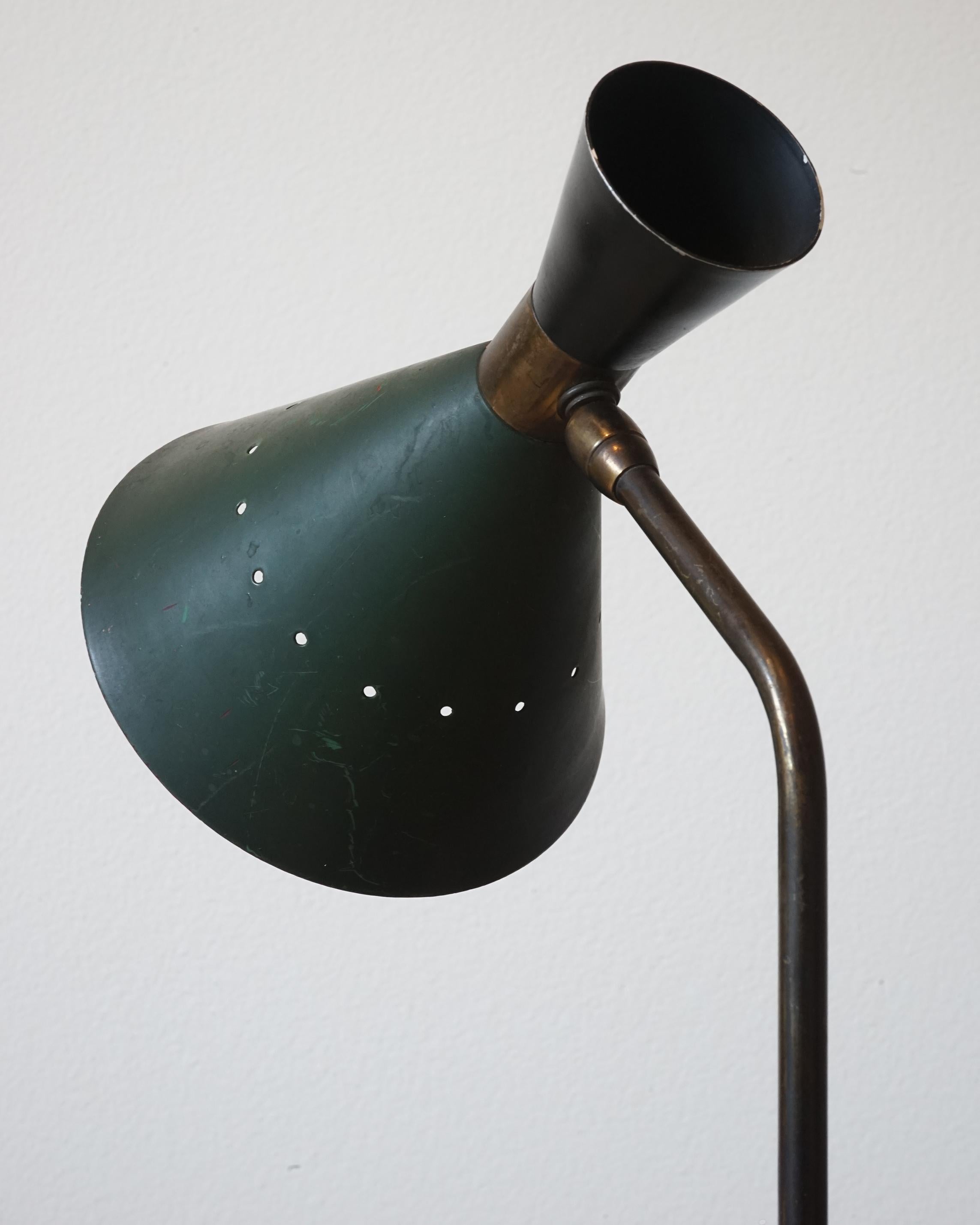 Vintage-Tischlampe aus Messing und Aluminium, Italien, 1950er Jahre im Stil von Stilnovo (20. Jahrhundert) im Angebot