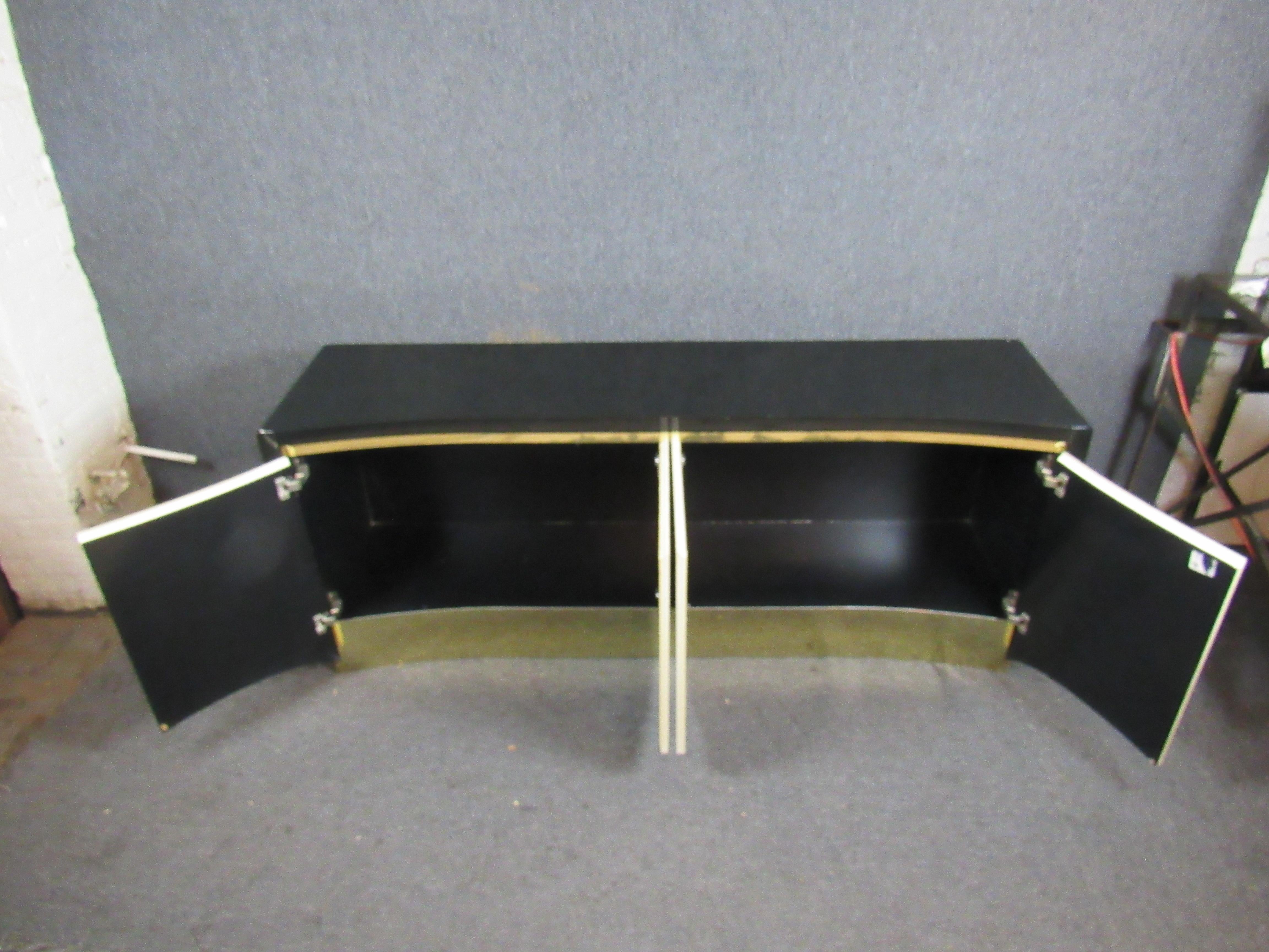 Vintage Brass and Black Lacquered Server In Good Condition For Sale In Brooklyn, NY