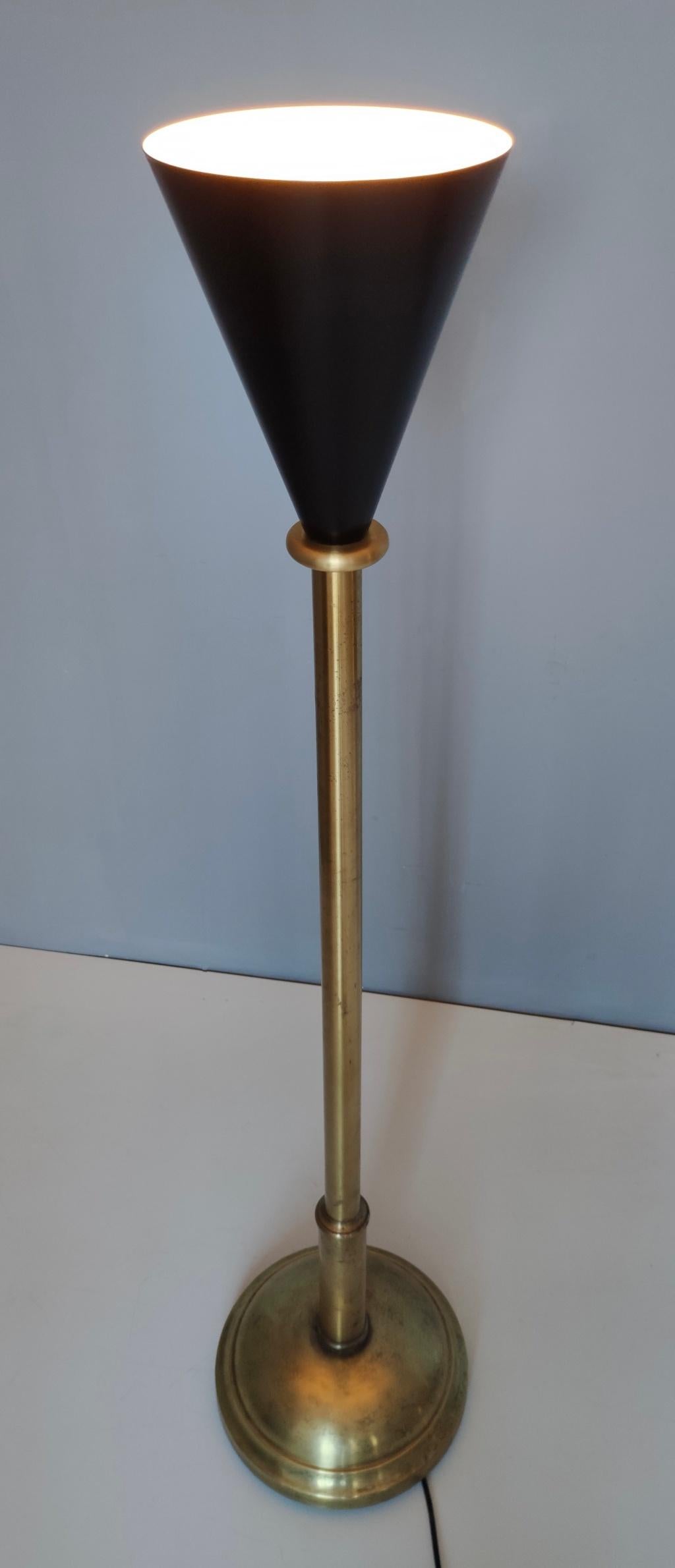 Vintage Brass and Black Varnished Aluminum Floor Lamp, Italy In Good Condition For Sale In Bresso, Lombardy