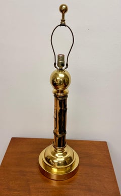 Lámpara de mesa vintage de latón y bambú quemado de Hart, de alrededor de los años 80, EE. UU.