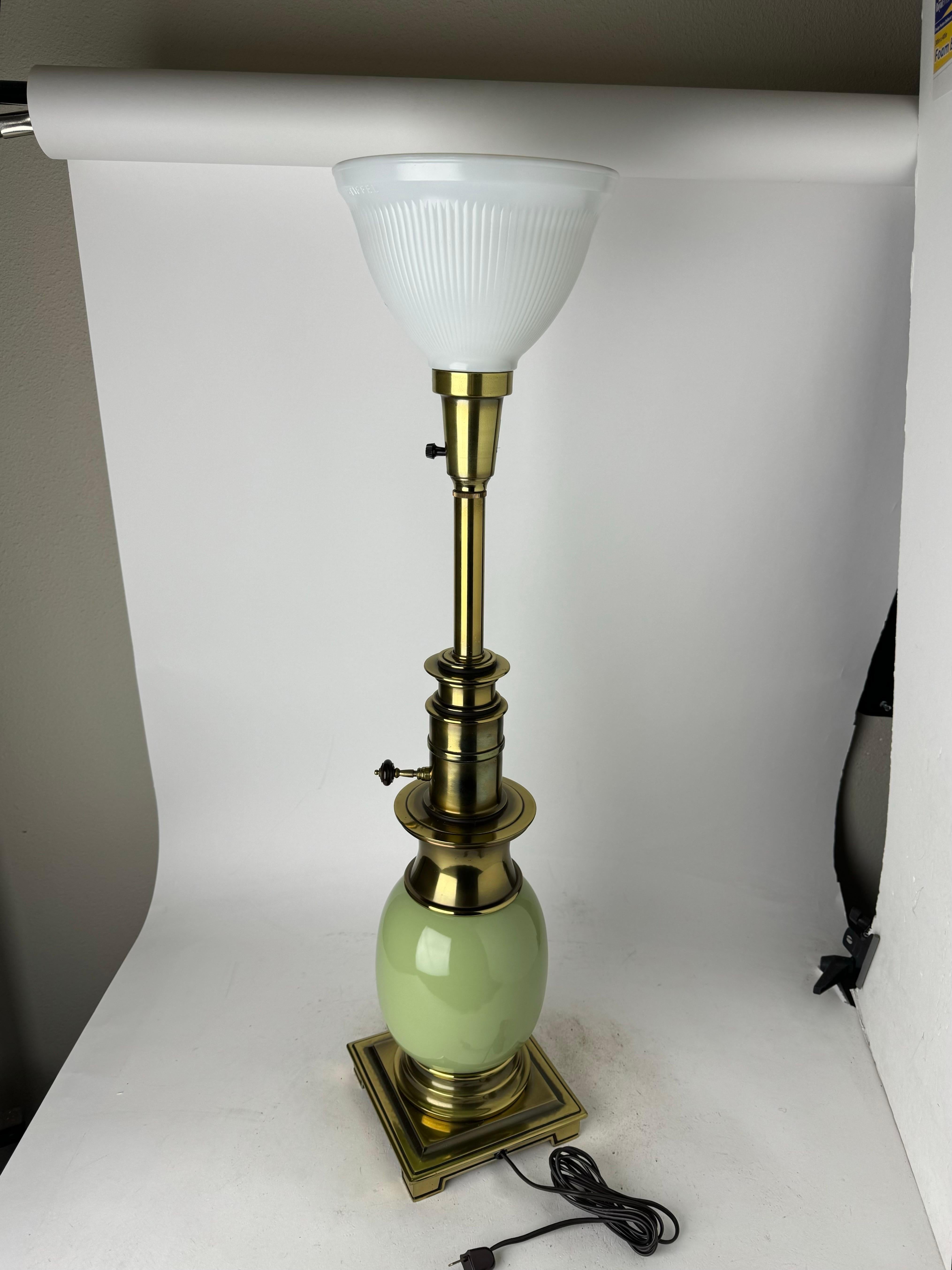 🌟 Stunning Hollywood Regency Style Torchiere by Stiffel 🌟

Elevate your home decor with this exquisite Hollywood Regency style Torchiere, crafted by the renowned Stiffel brand. This lamp is a perfect blend of elegance and sophistication, sure to