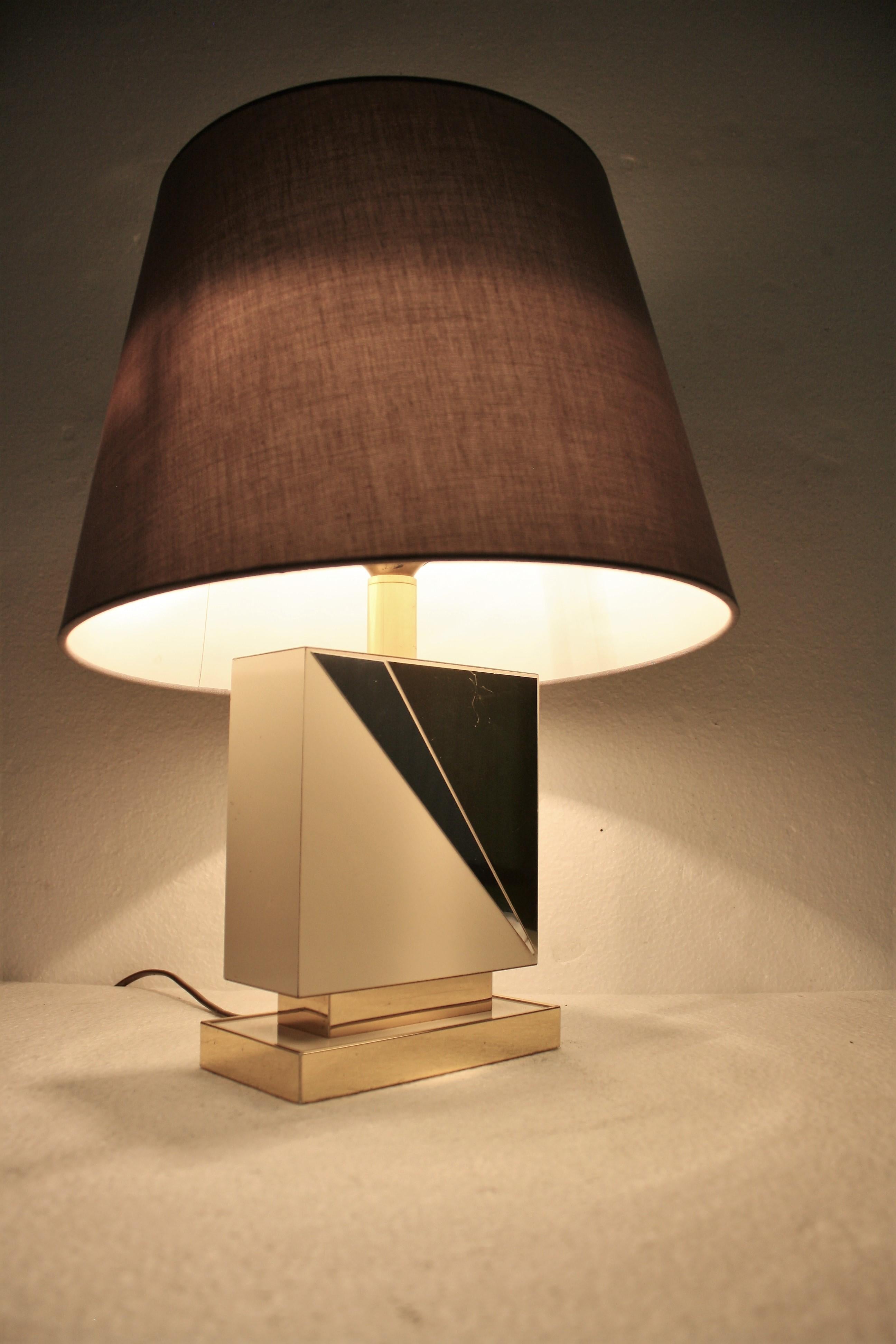 Regency style white lacquered table lamp on a brass base.

It features a brass and chrome decor.

Rewired, tested and ready for use. To be used with a regular E27 light bulb.

Good condition.

1970s, France

Dimensions:
Height: 44 cm/