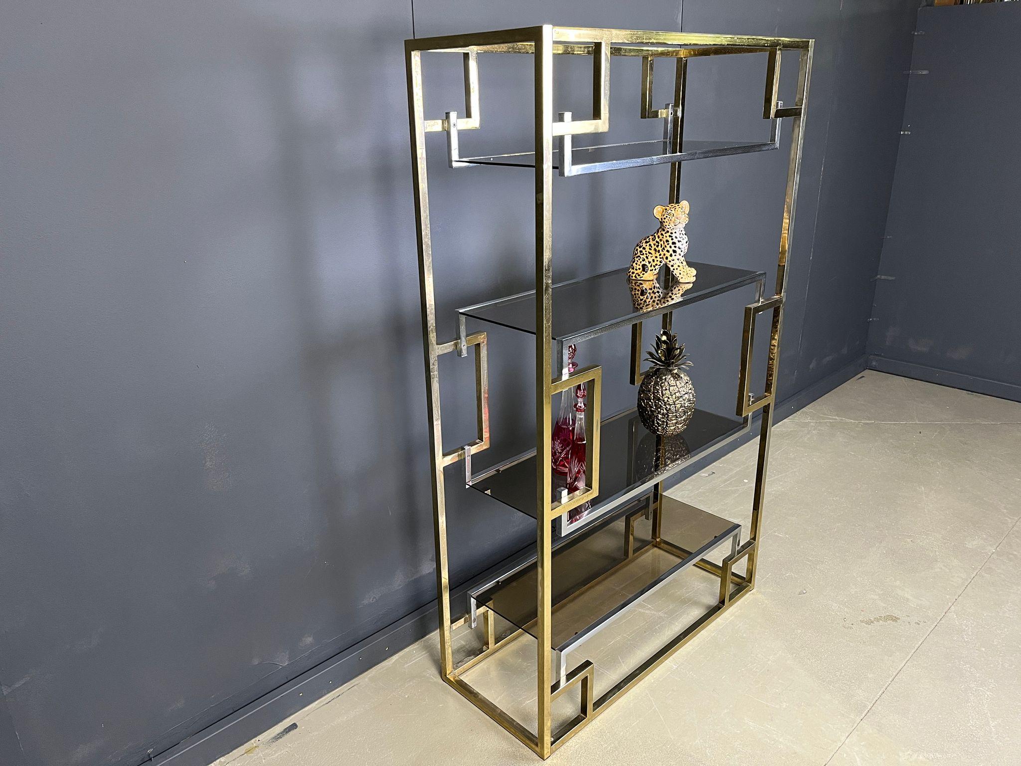
Unité murale Hollywood regency.

Il se compose d'étagères symétriques en laiton et en chrome avec des plateaux en verre fumé.

Idéal pour présenter toutes sortes d'objets.

État d'origine, quelques usures sur le laiton et le chrome.

Années 1970 -