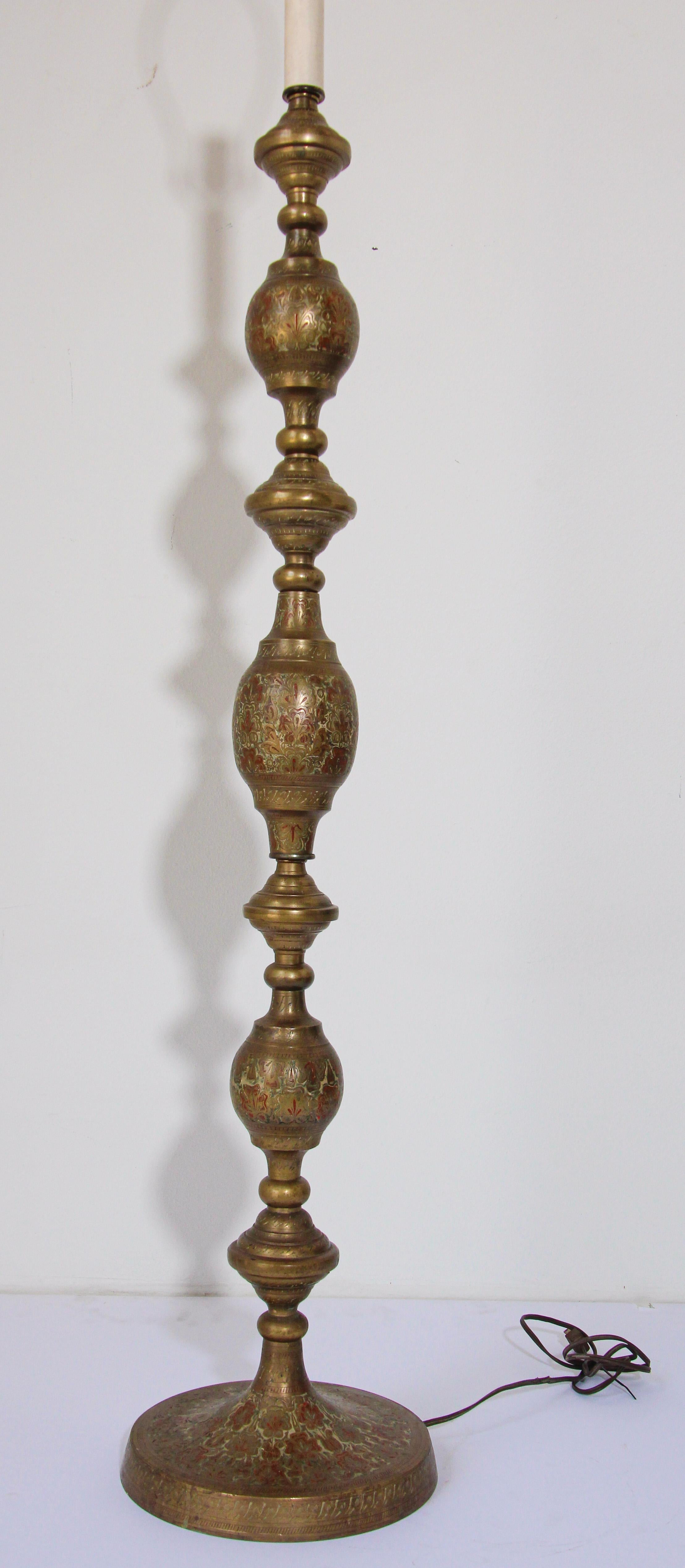Vintage brass and enamel Anglo-Indian floor lamp hand crafted brass in an exotic repeating bulb construction.
Midcentury Anglo Indian brass floor lamp hand-crafted in brass with a classic form incised with exotic floral designs hand-painted with