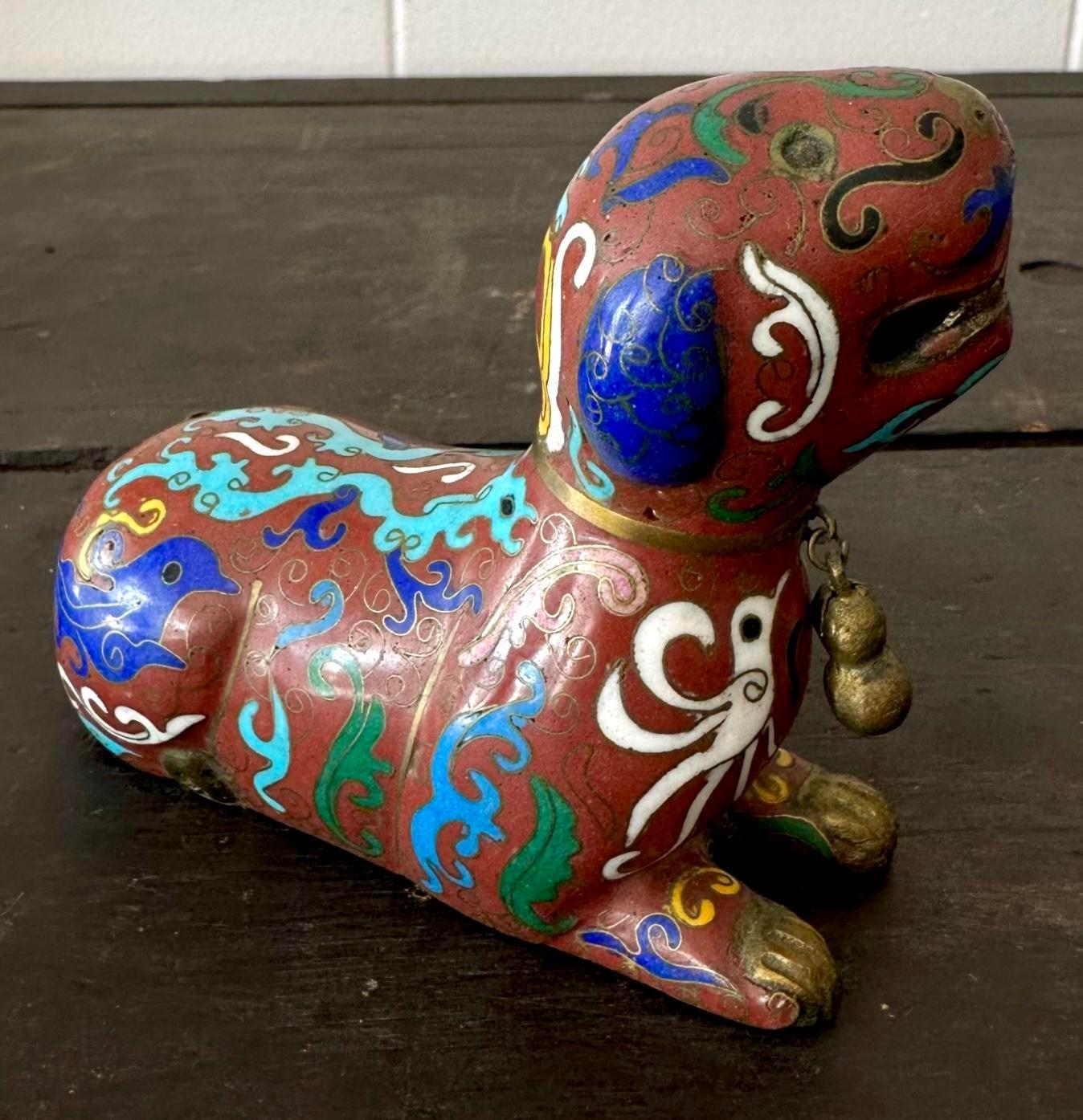 Cinese Bruciaincenso d'epoca in ottone e smalto a forma di cane Foo della dinastia Qing in vendita
