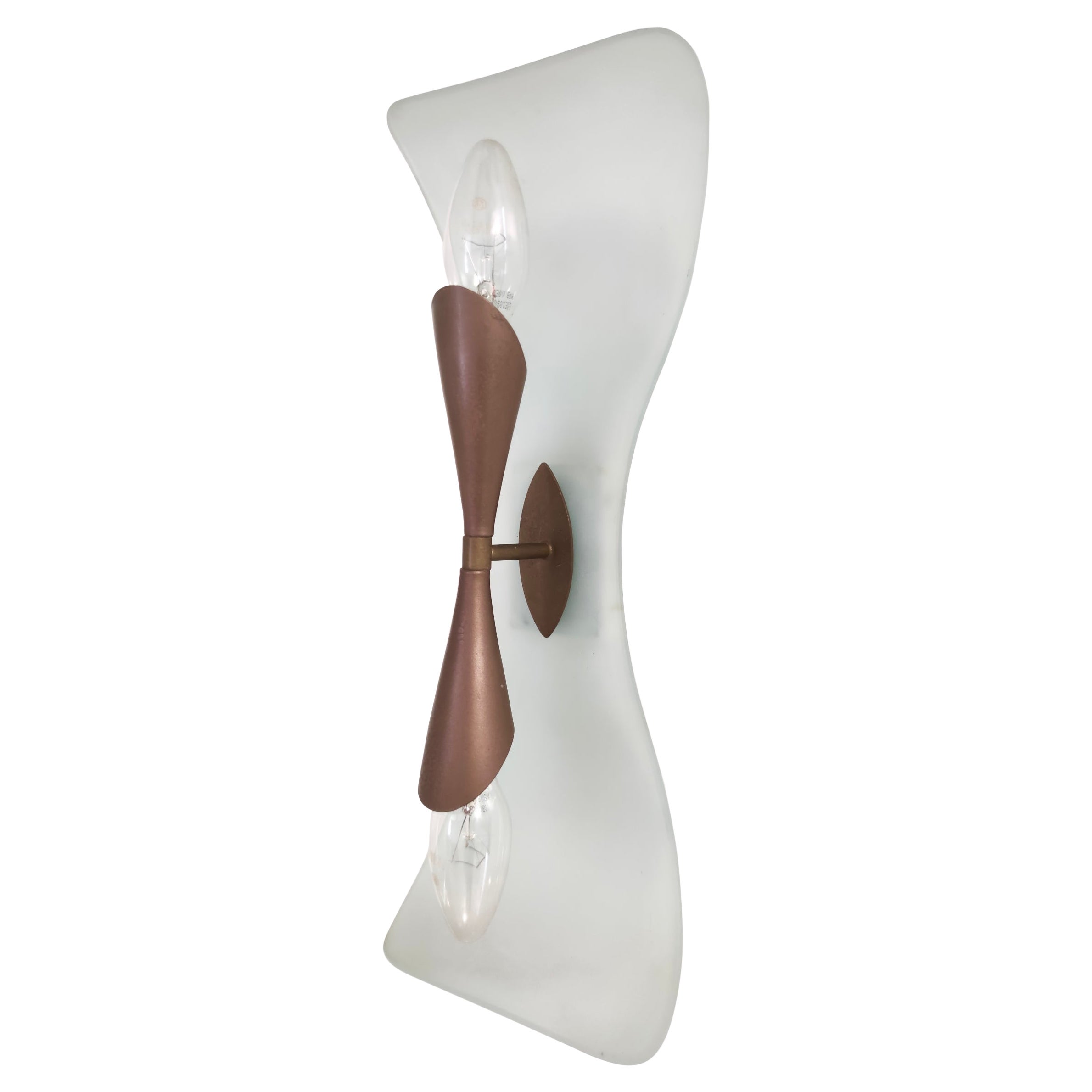 Aplique Vintage de latón y cristal grabado y curvado atribuible a Fontana Arte