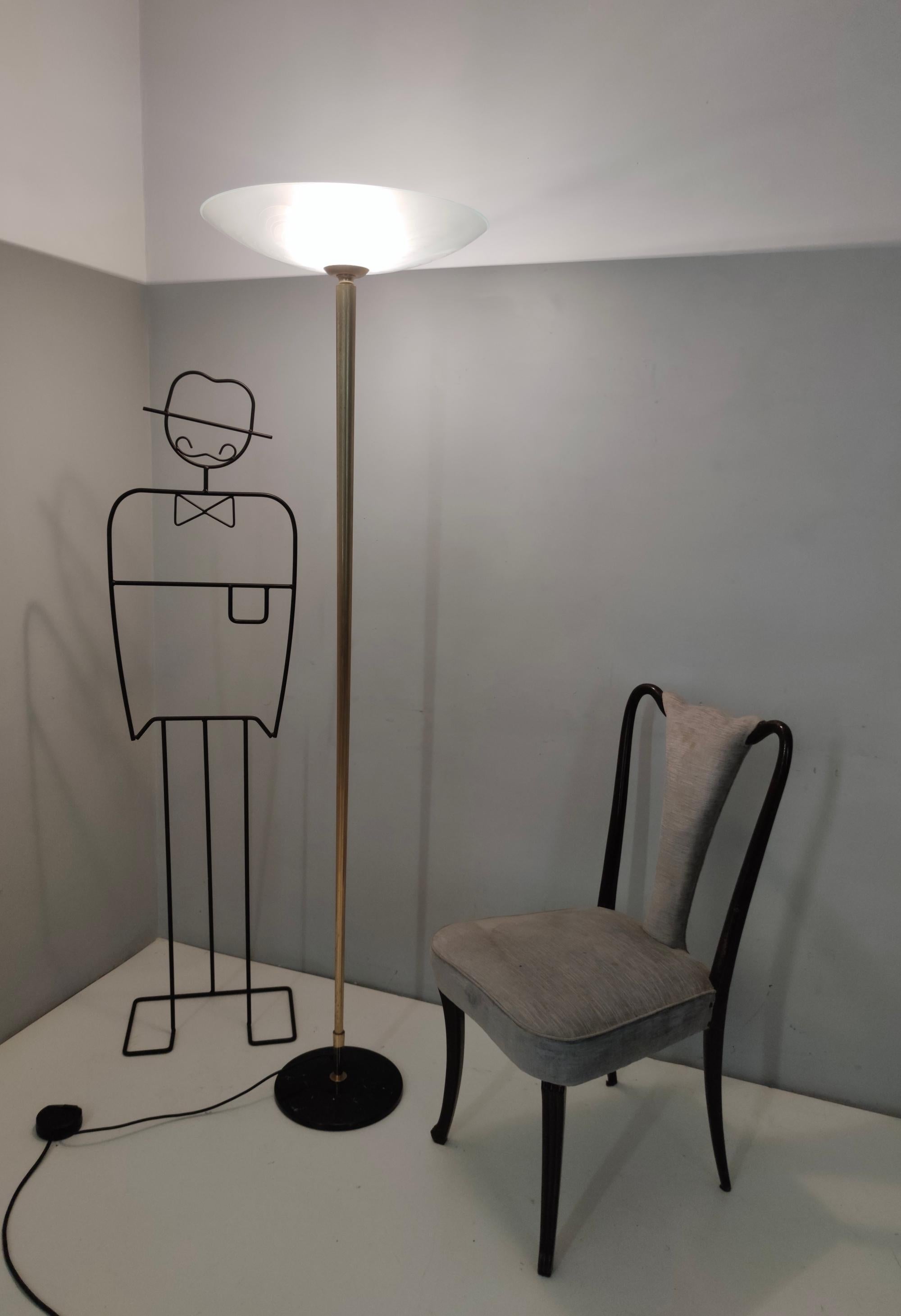 Mid-Century Modern Vintage Brass and Etched Glass Floor Lamp in the style of Fontana Arte, Italy For Sale