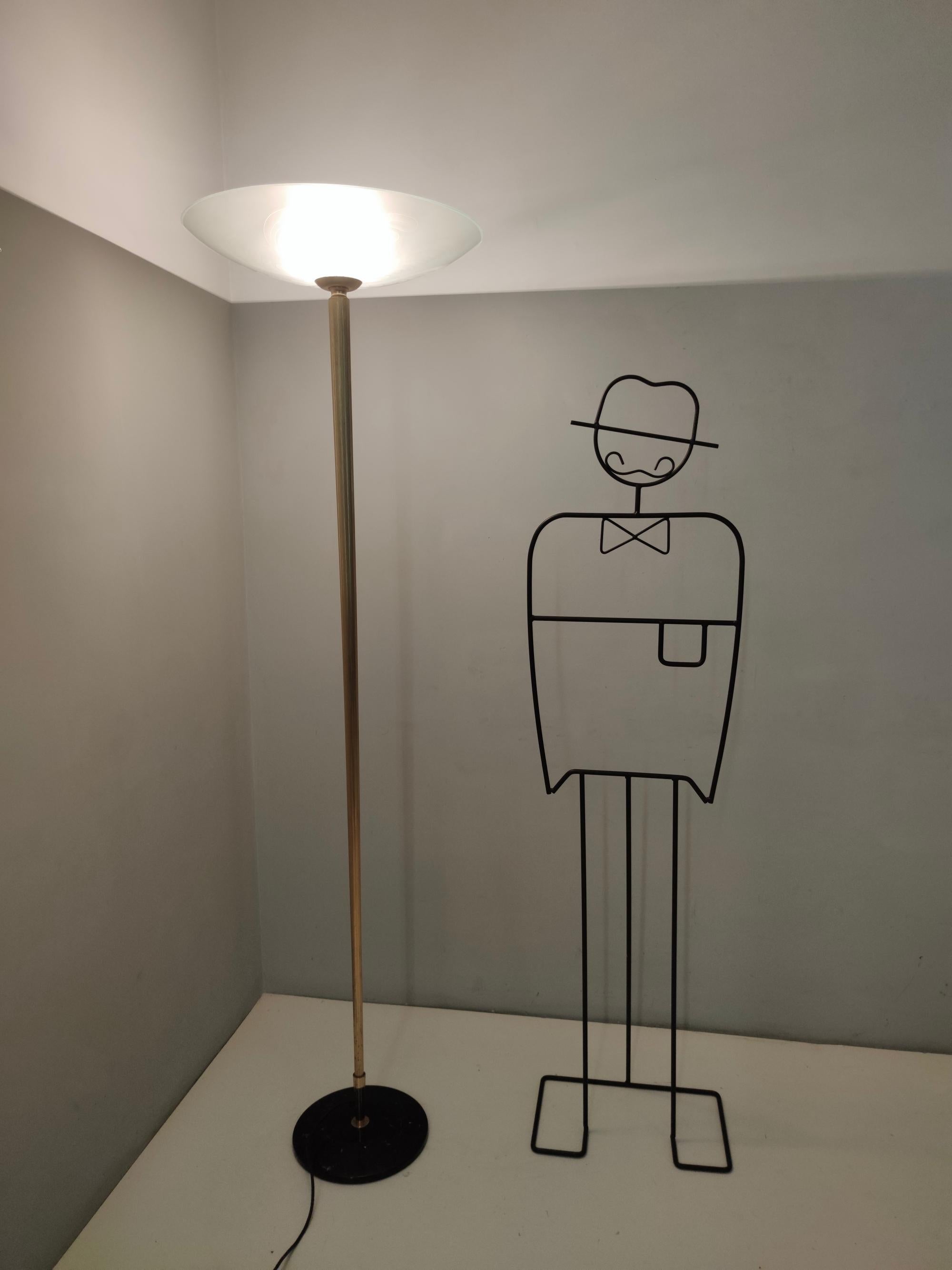 Italian Vintage Brass and Etched Glass Floor Lamp in the style of Fontana Arte, Italy For Sale