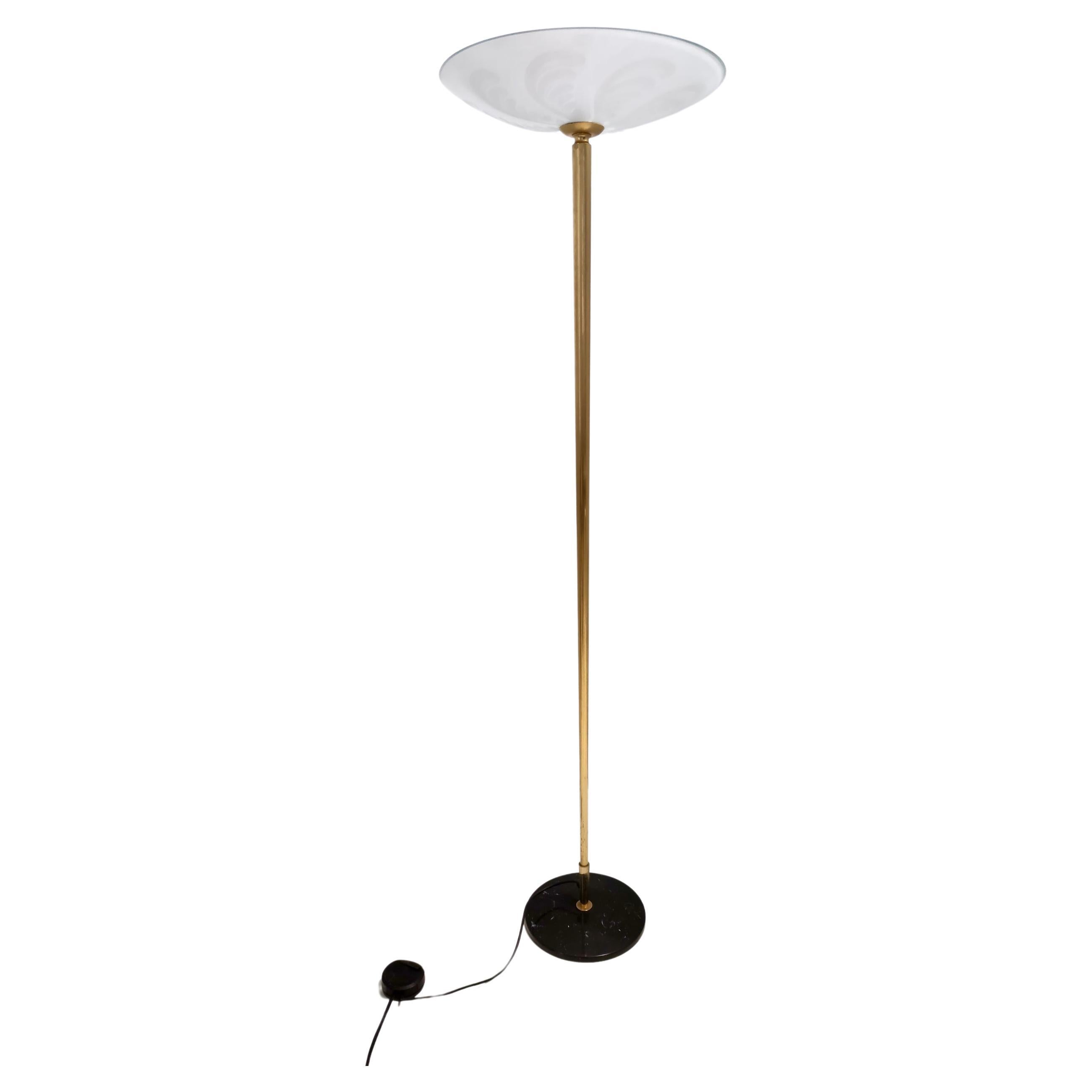 Brass and Etched Glass Floor Lamp in the style of Fontana Arte, Italy For Sale