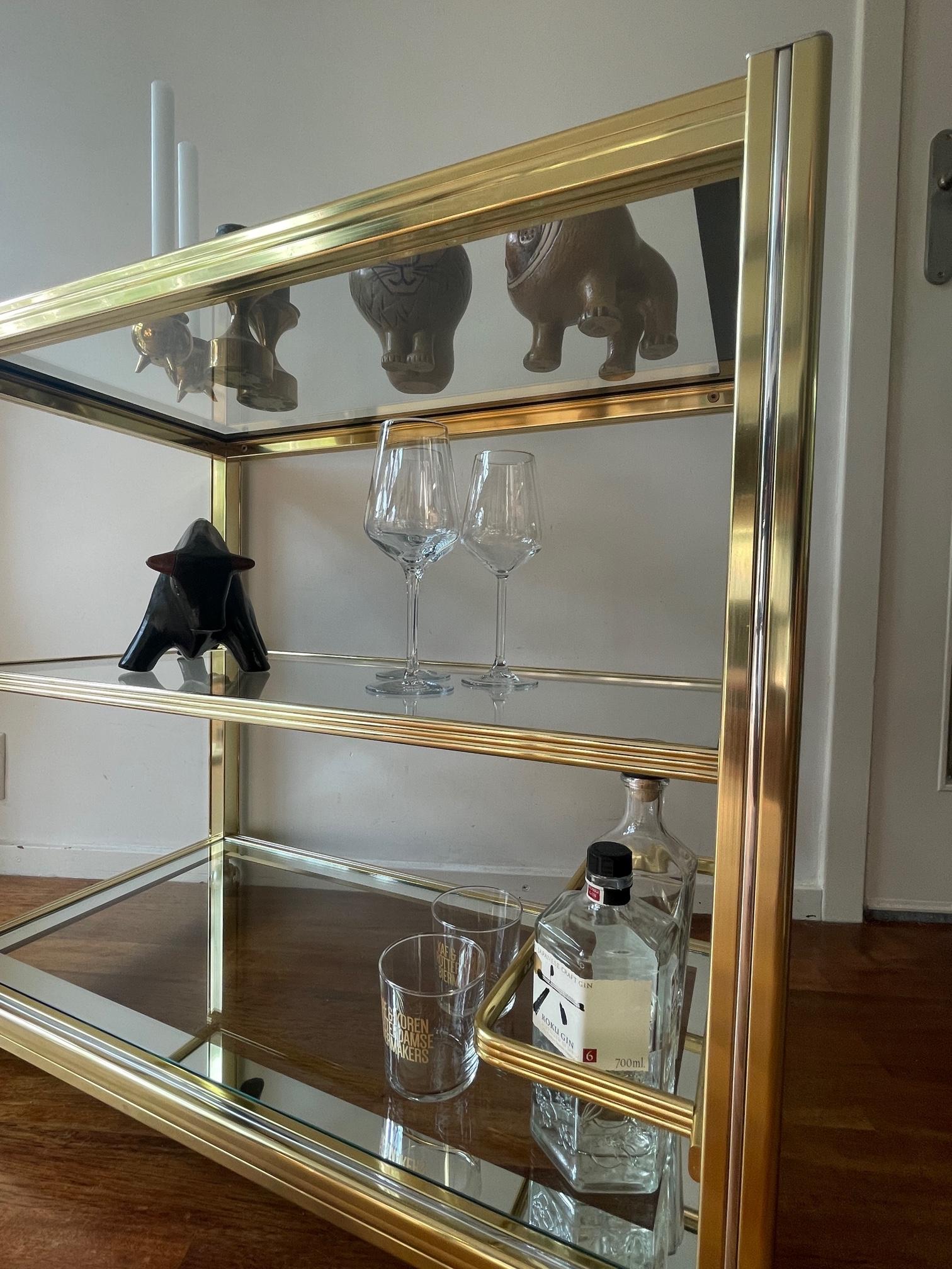 Vintage Brass and Glass Bar Cart, 1980s. Hollywood regency serving trolley.  In Good Condition For Sale In ROTTERDAM, ZH
